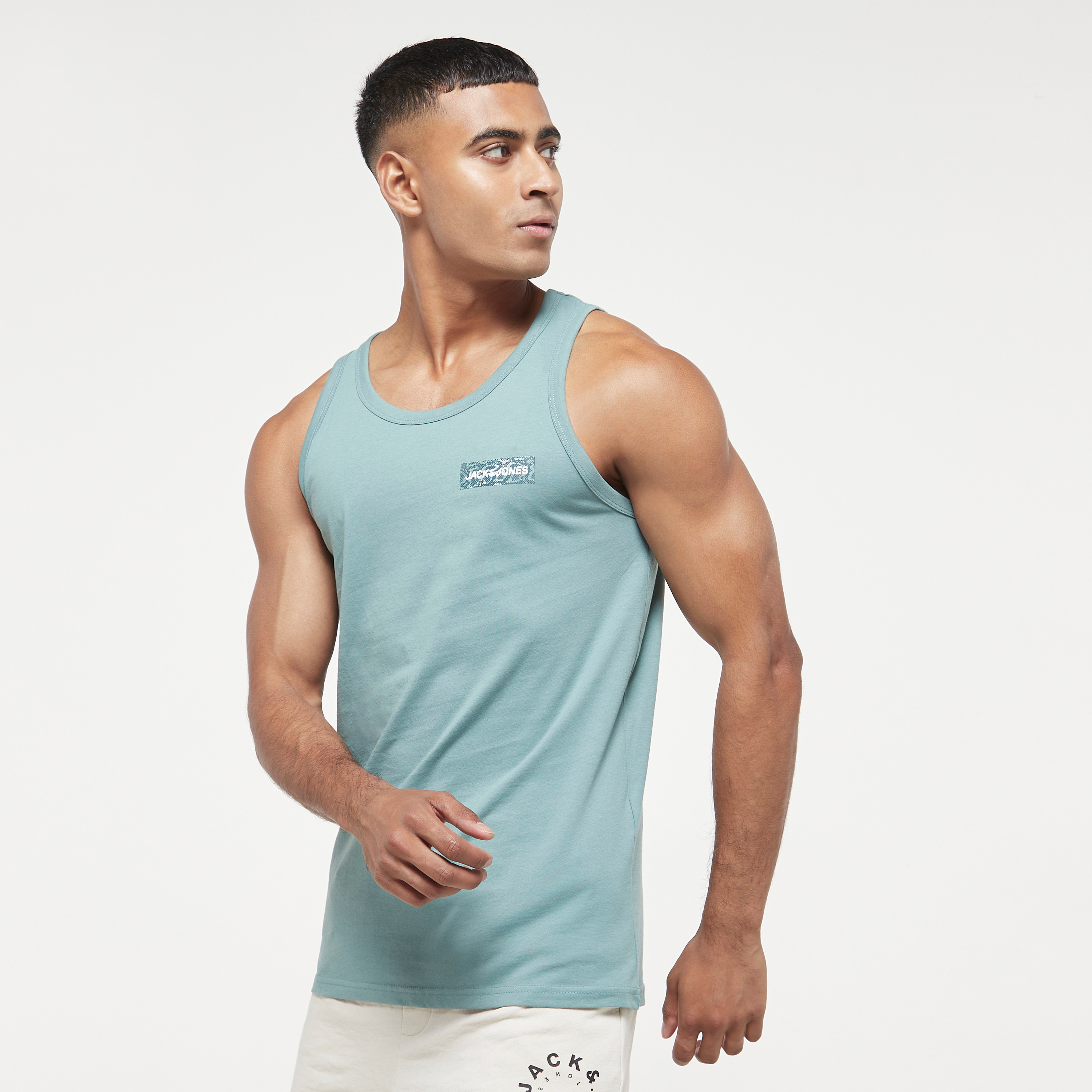 سترة رجالي سادة بدون أكمام بياقة دائرية من جاك اند جونز-men-clothing-tshirtsandpolos-vests-image-6
