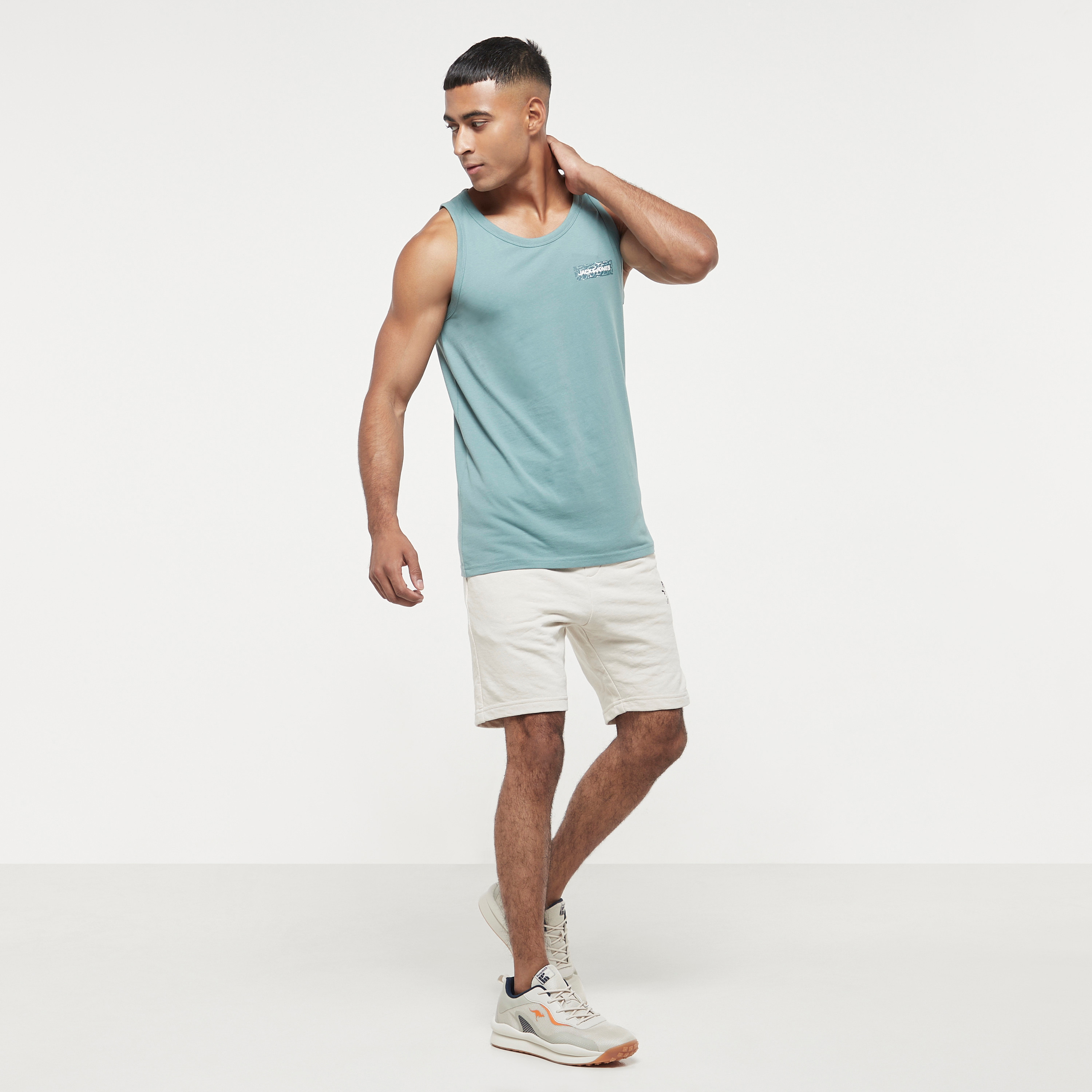 سترة رجالي سادة بدون أكمام بياقة دائرية من جاك اند جونز-men-clothing-tshirtsandpolos-vests-image-7