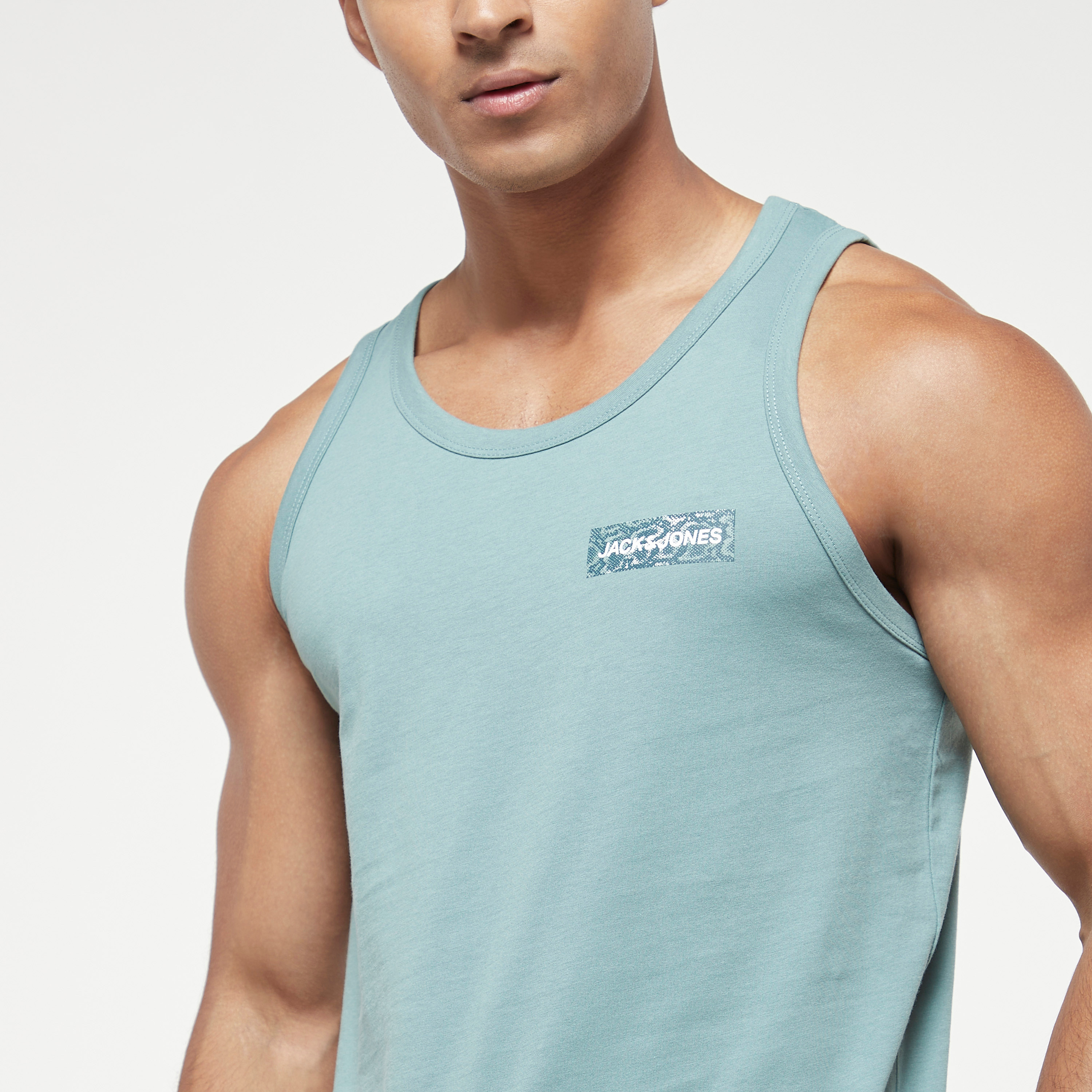 سترة رجالي سادة بدون أكمام بياقة دائرية من جاك اند جونز-men-clothing-tshirtsandpolos-vests-image-9