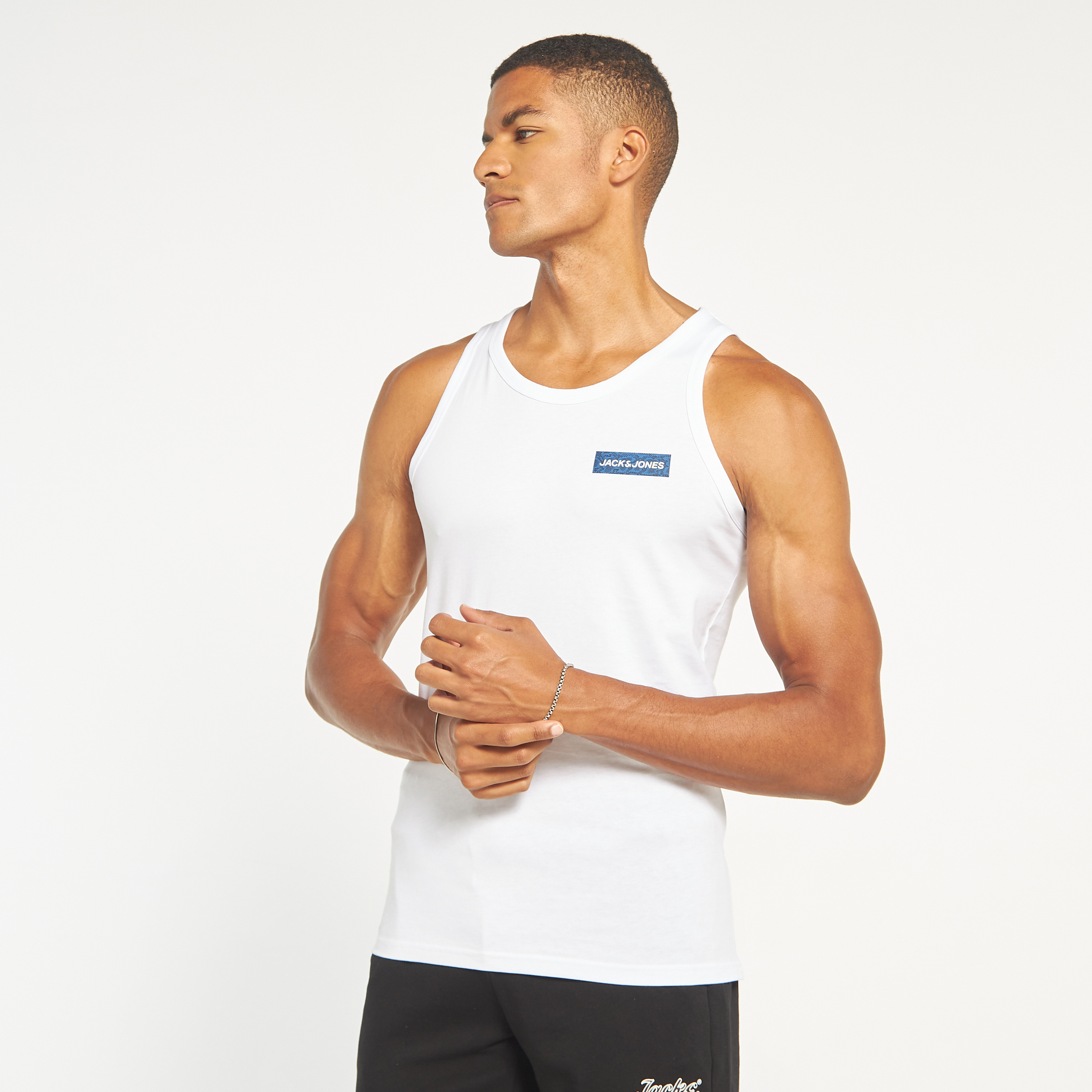 سترة رجالي سادة بدون أكمام بياقة دائرية من جاك اند جونز-men-clothing-tshirtsandpolos-vests-image-10
