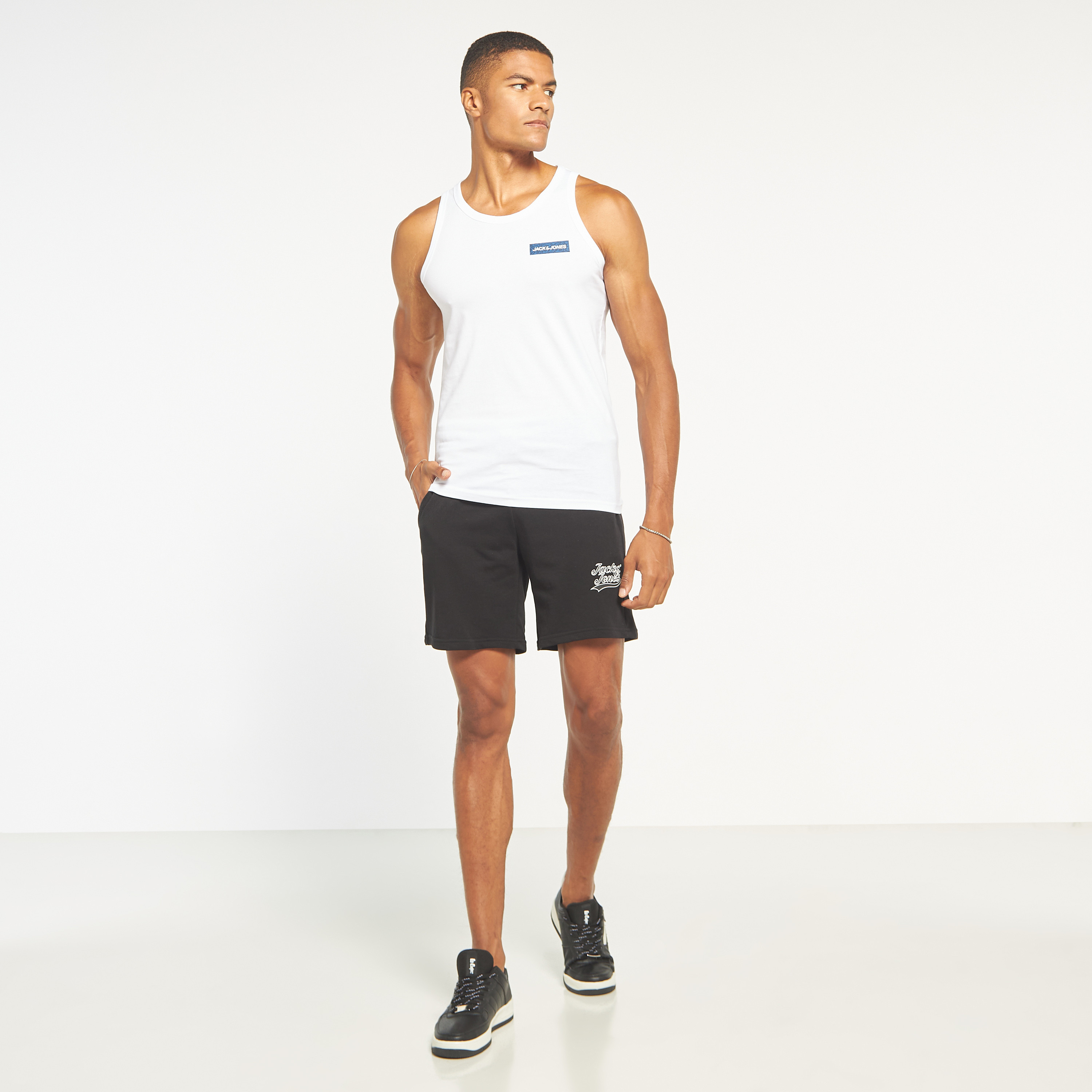 سترة رجالي سادة بدون أكمام بياقة دائرية من جاك اند جونز-men-clothing-tshirtsandpolos-vests-image-11