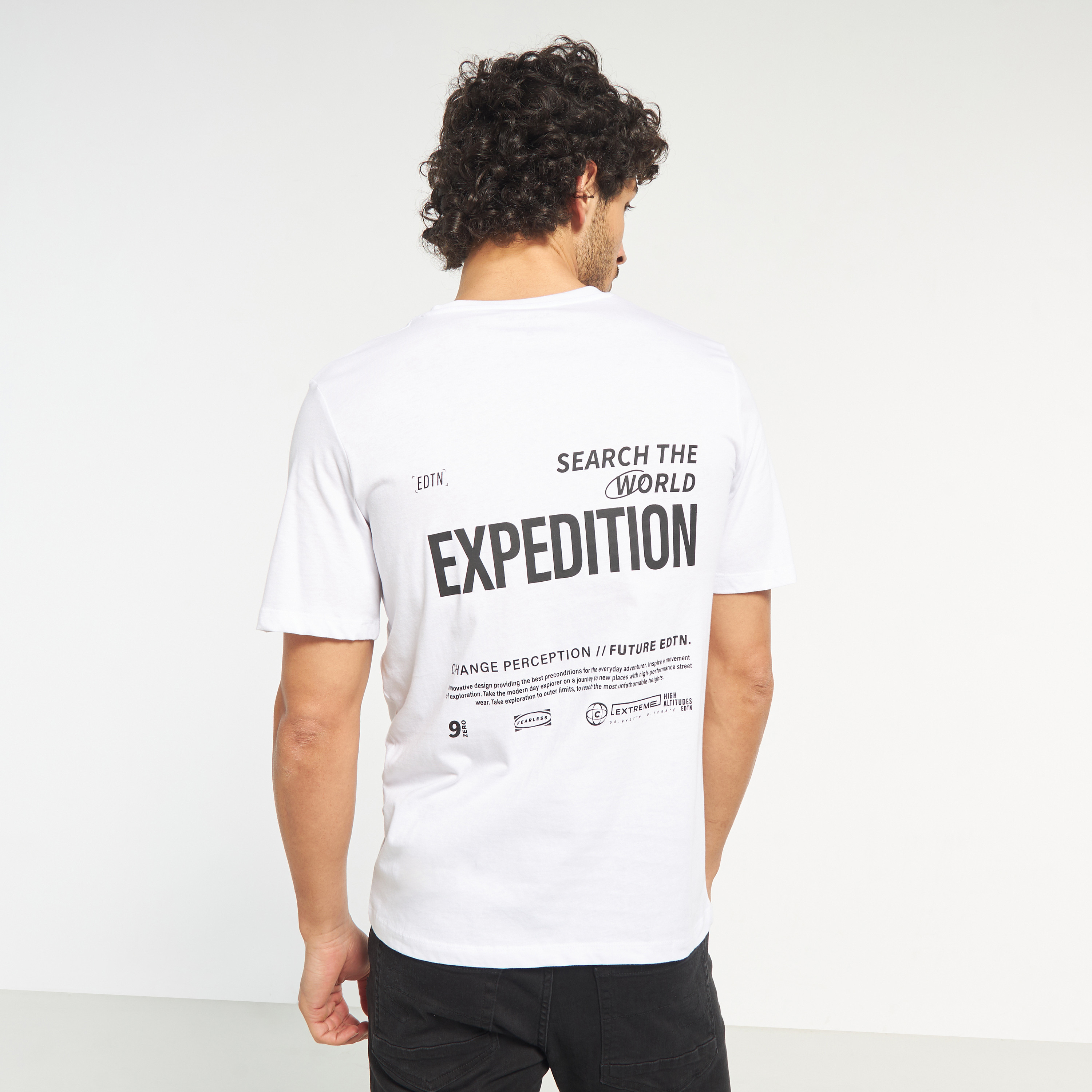 تي شيرت من جاك آند جونز مطبوع بأكمام قصيرة و ياقة مستديرة-men-clothing-tshirtsandpolos-tshirts-image-15