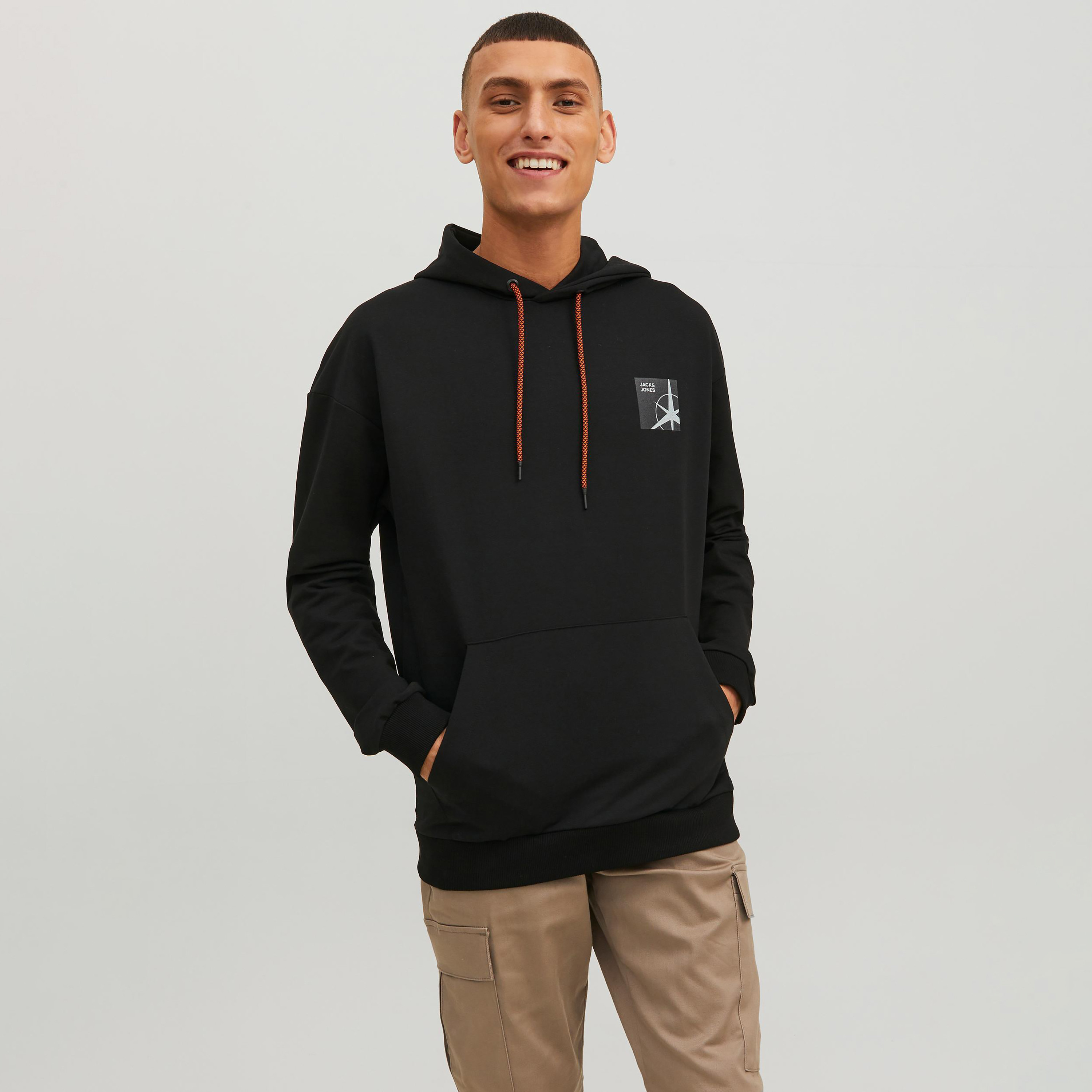 هودي من جاك آند جونز مطبوع بأكمام طويلة مع جيب كانغارو-men-winterwear-hoodiesandsweatshirts-image-1