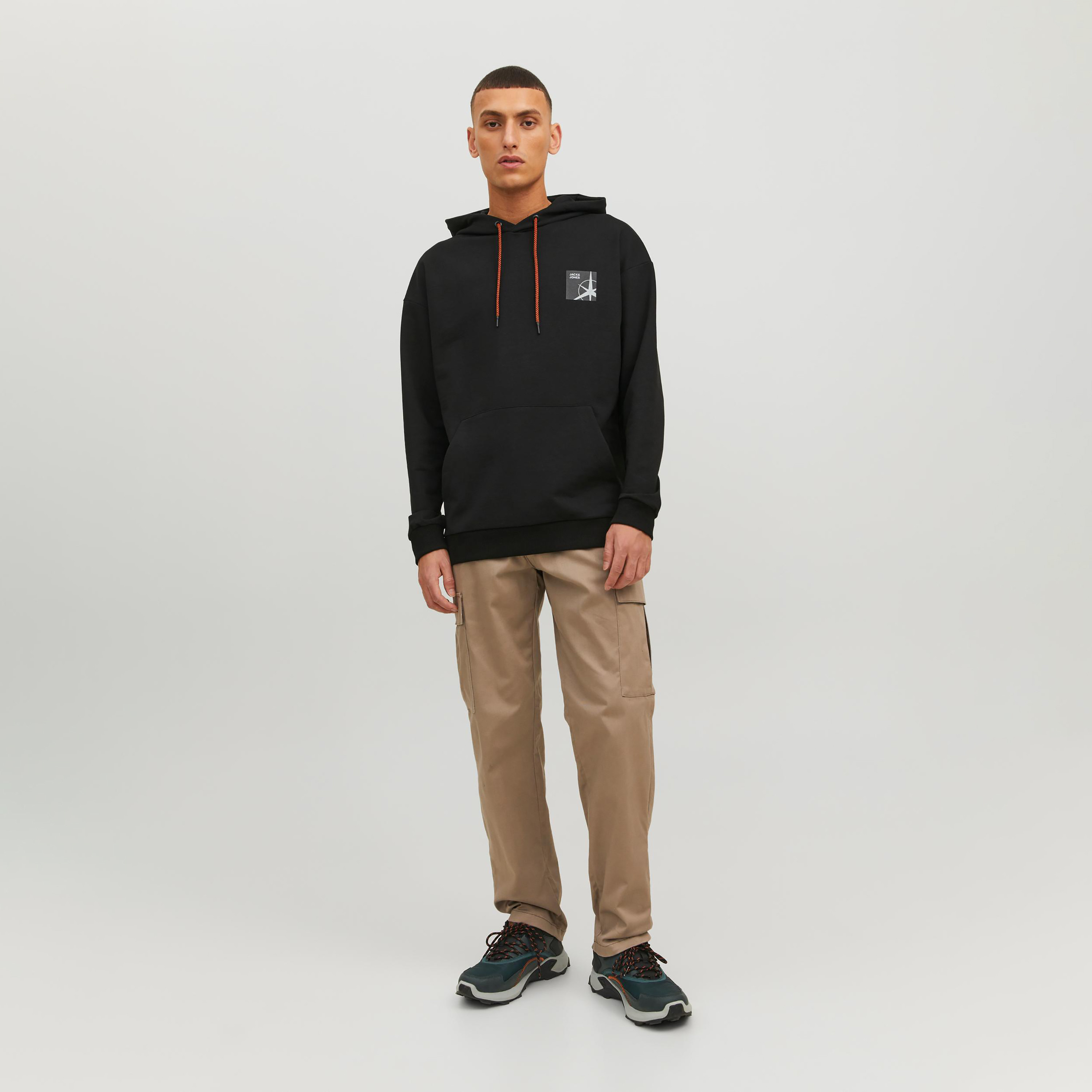 هودي من جاك آند جونز مطبوع بأكمام طويلة مع جيب كانغارو-men-winterwear-hoodiesandsweatshirts-image-2