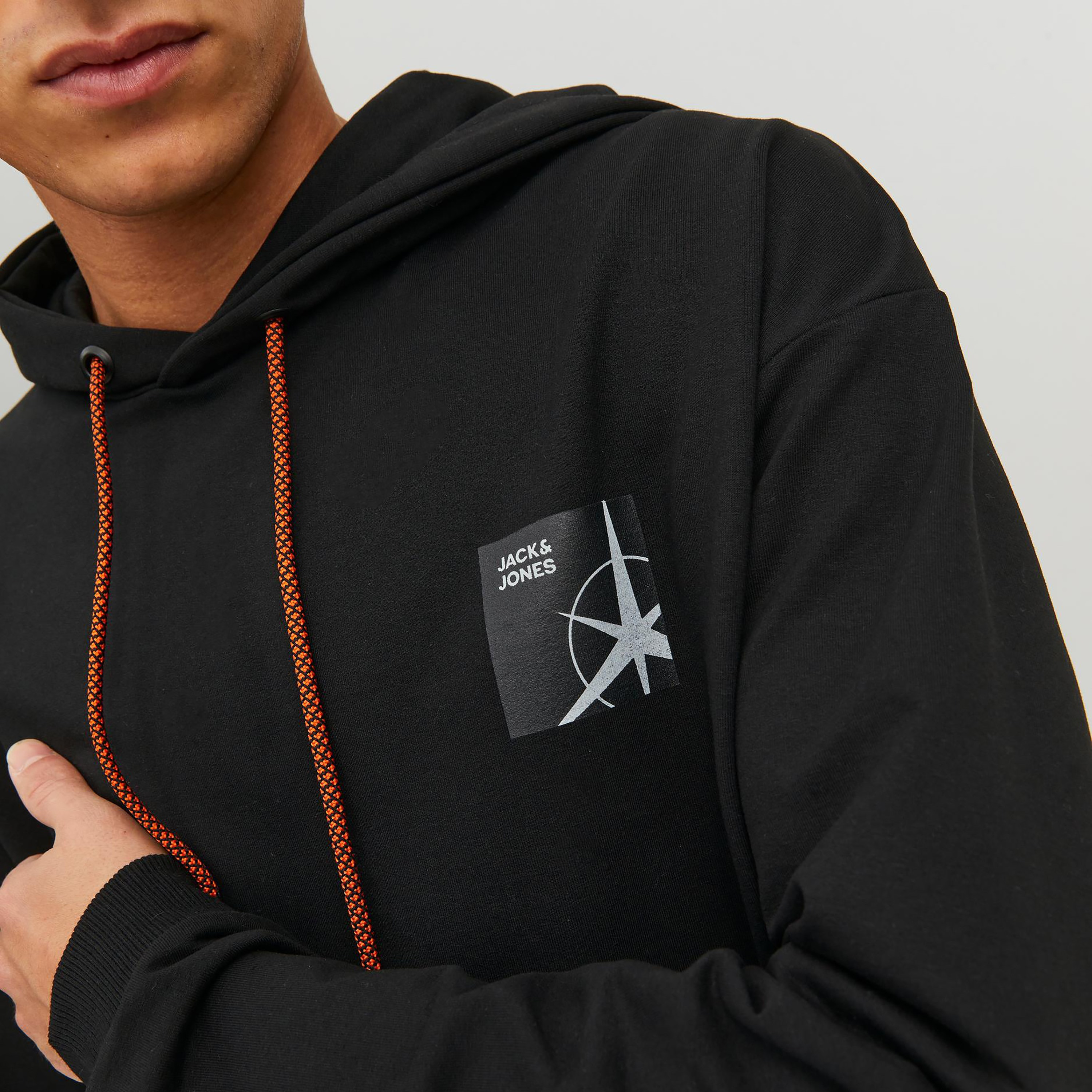 هودي من جاك آند جونز مطبوع بأكمام طويلة مع جيب كانغارو-men-winterwear-hoodiesandsweatshirts-image-3