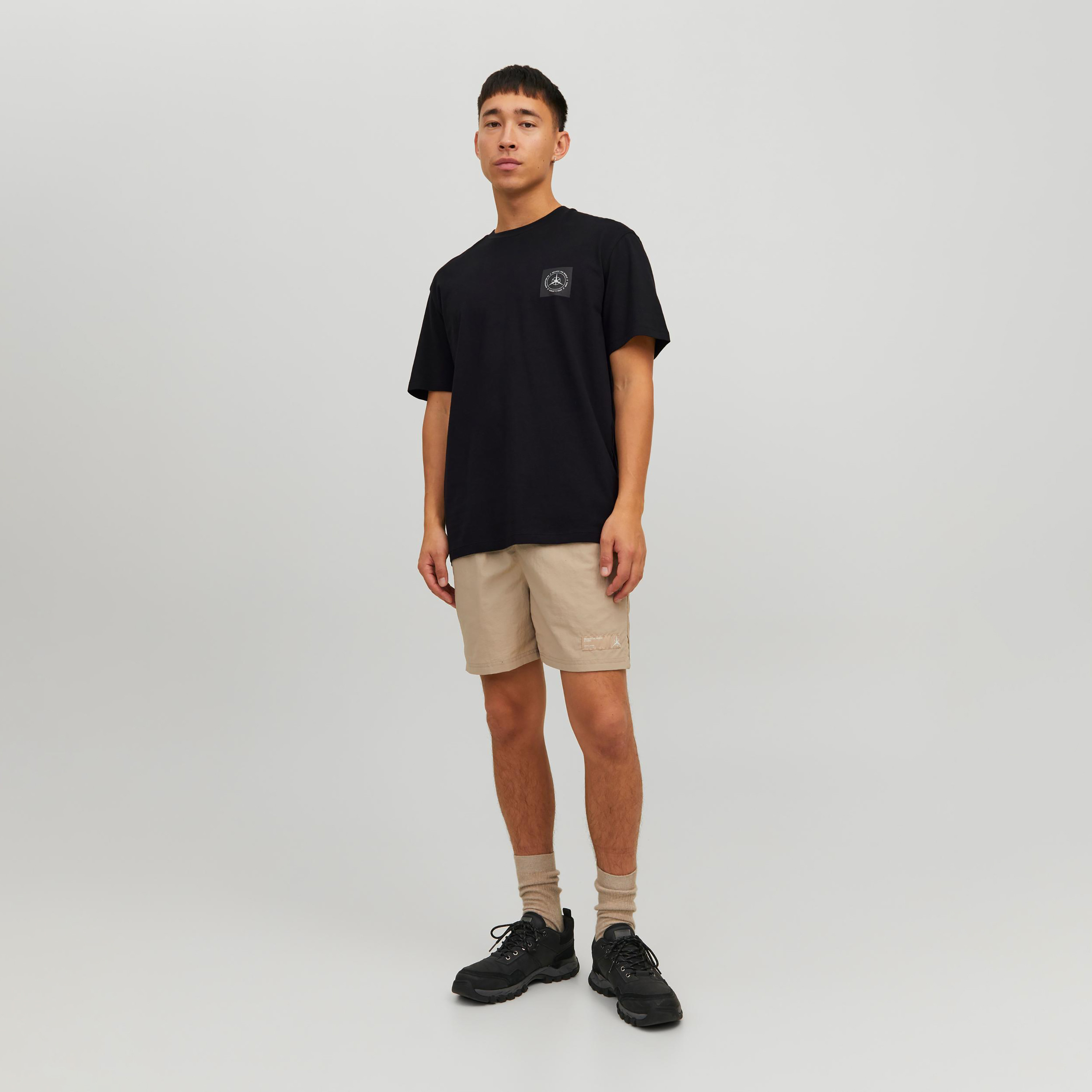 تي شيرت من جاك آند جونز مطبوع بأكمام قصيرة و ياقة مستديرة-men-clothing-tshirtsandpolos-tshirts-image-2