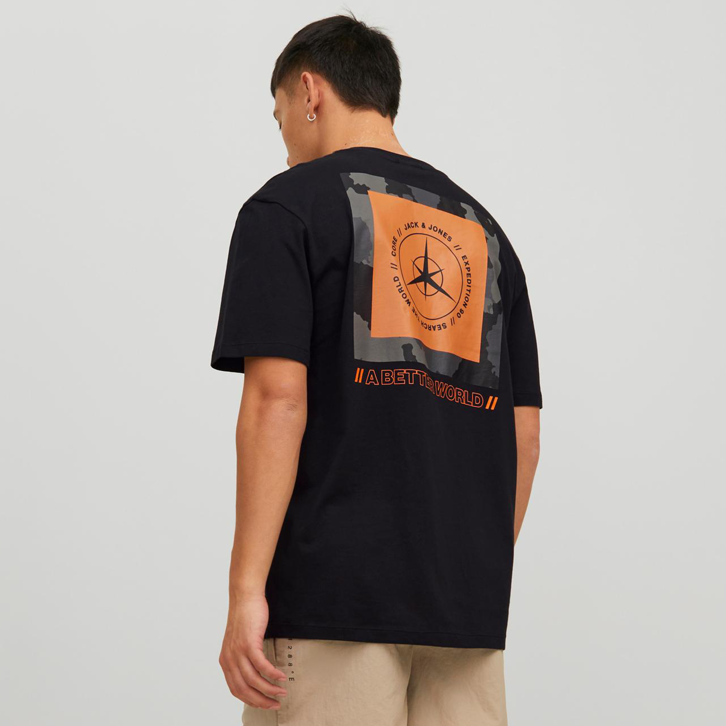 تي شيرت من جاك آند جونز مطبوع بأكمام قصيرة و ياقة مستديرة-men-clothing-tshirtsandpolos-tshirts-image-4