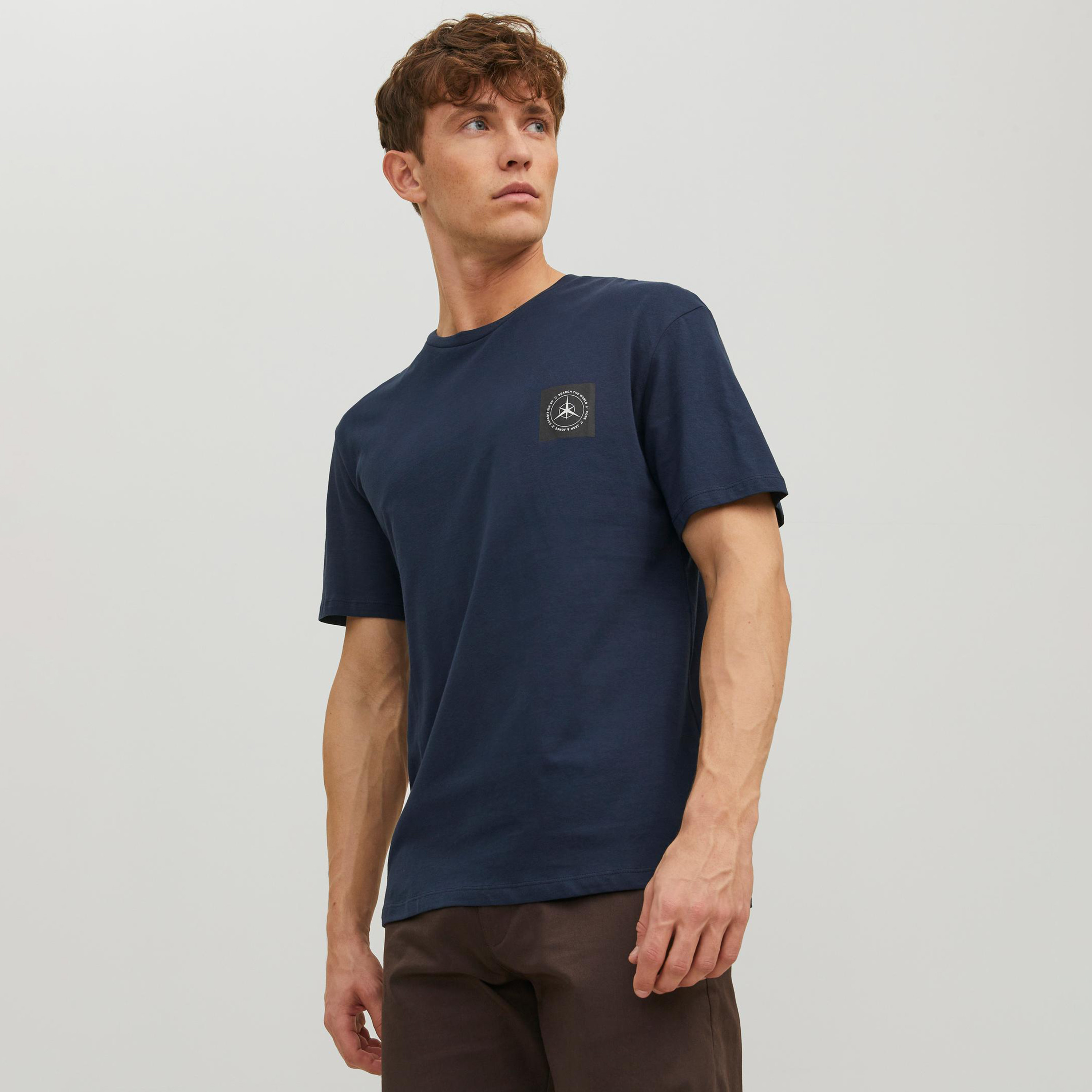 تي شيرت من جاك آند جونز مطبوع بأكمام قصيرة و ياقة مستديرة-men-clothing-tshirtsandpolos-tshirts-image-6