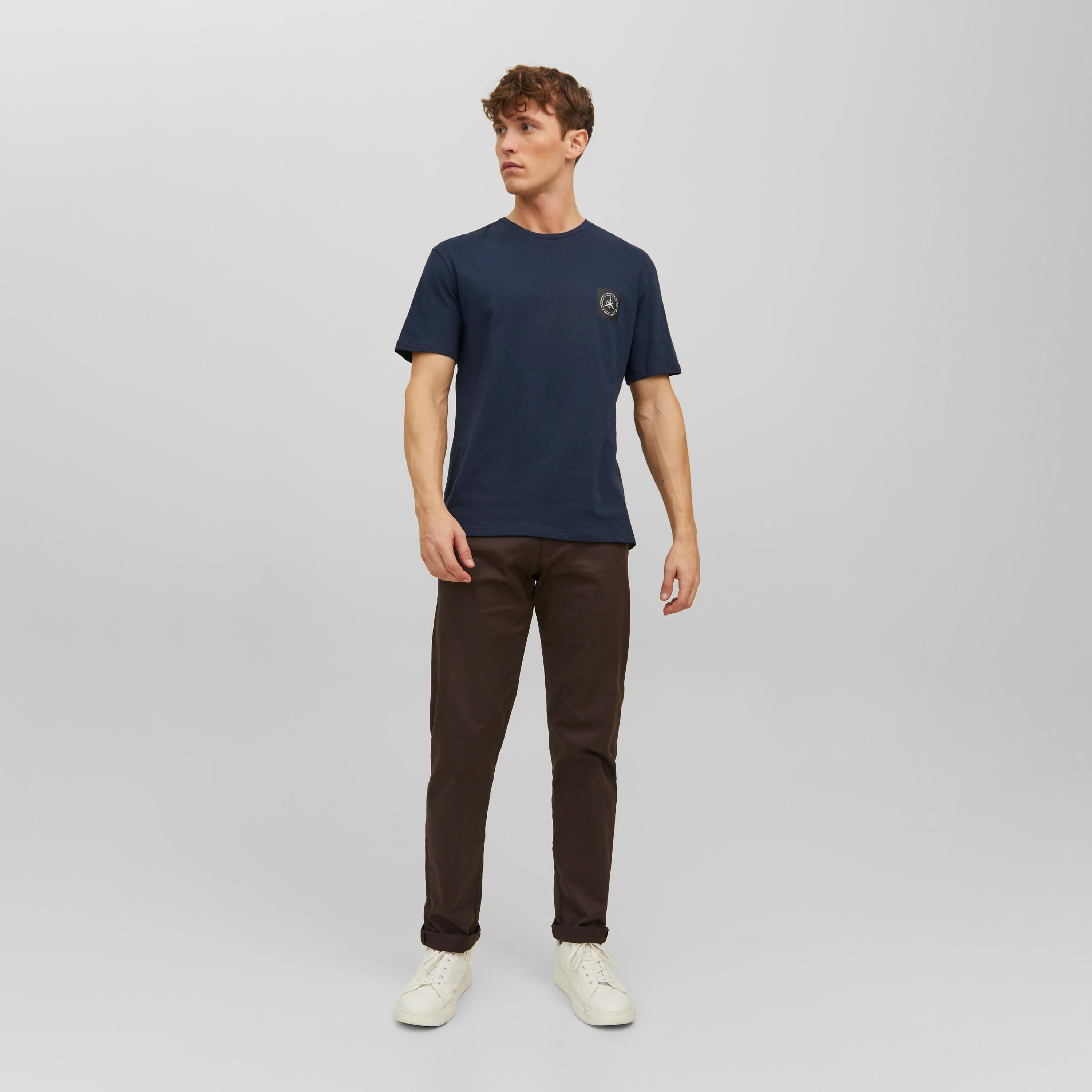 تي شيرت من جاك آند جونز مطبوع بأكمام قصيرة و ياقة مستديرة-men-clothing-tshirtsandpolos-tshirts-image-7
