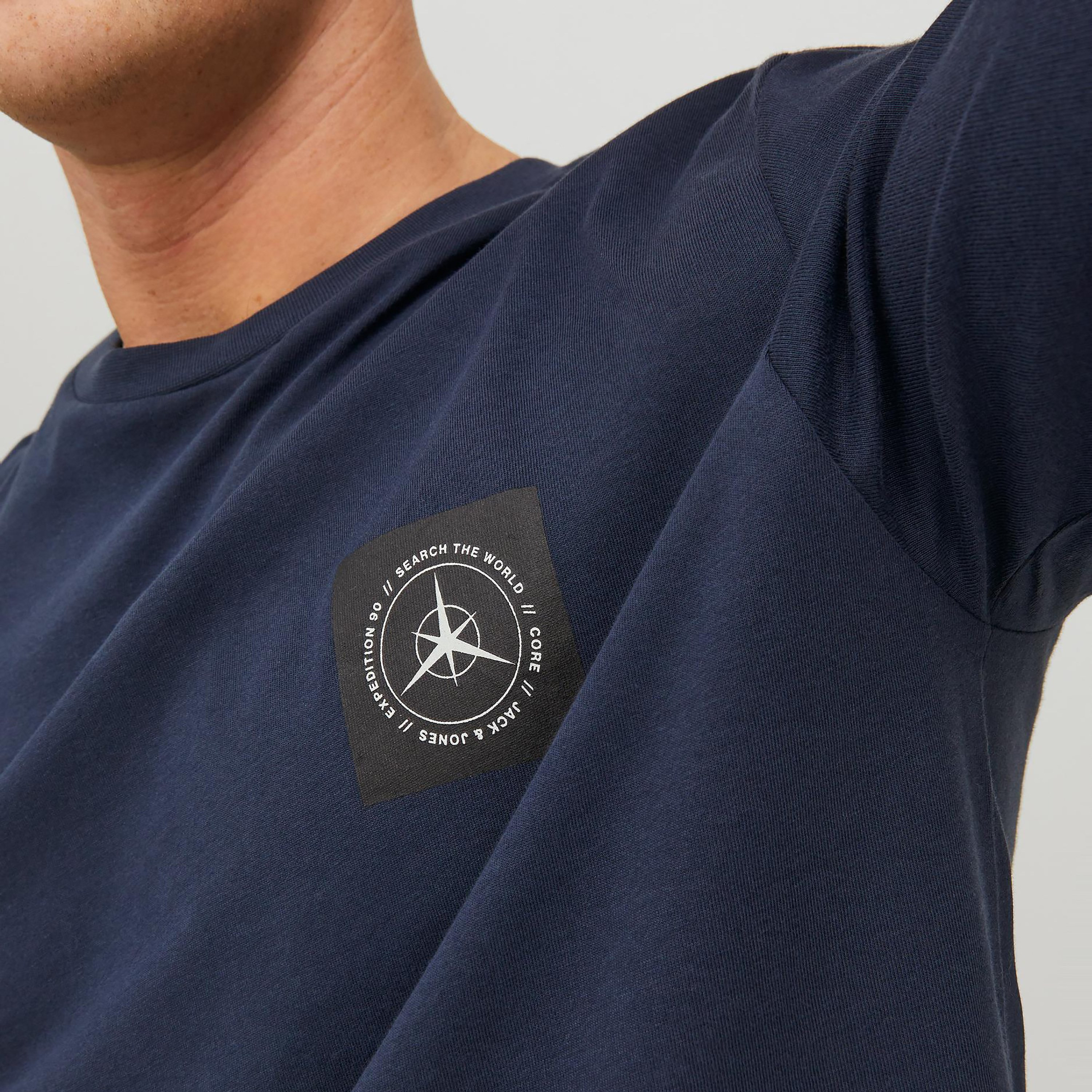 تي شيرت من جاك آند جونز مطبوع بأكمام قصيرة و ياقة مستديرة-men-clothing-tshirtsandpolos-tshirts-image-8