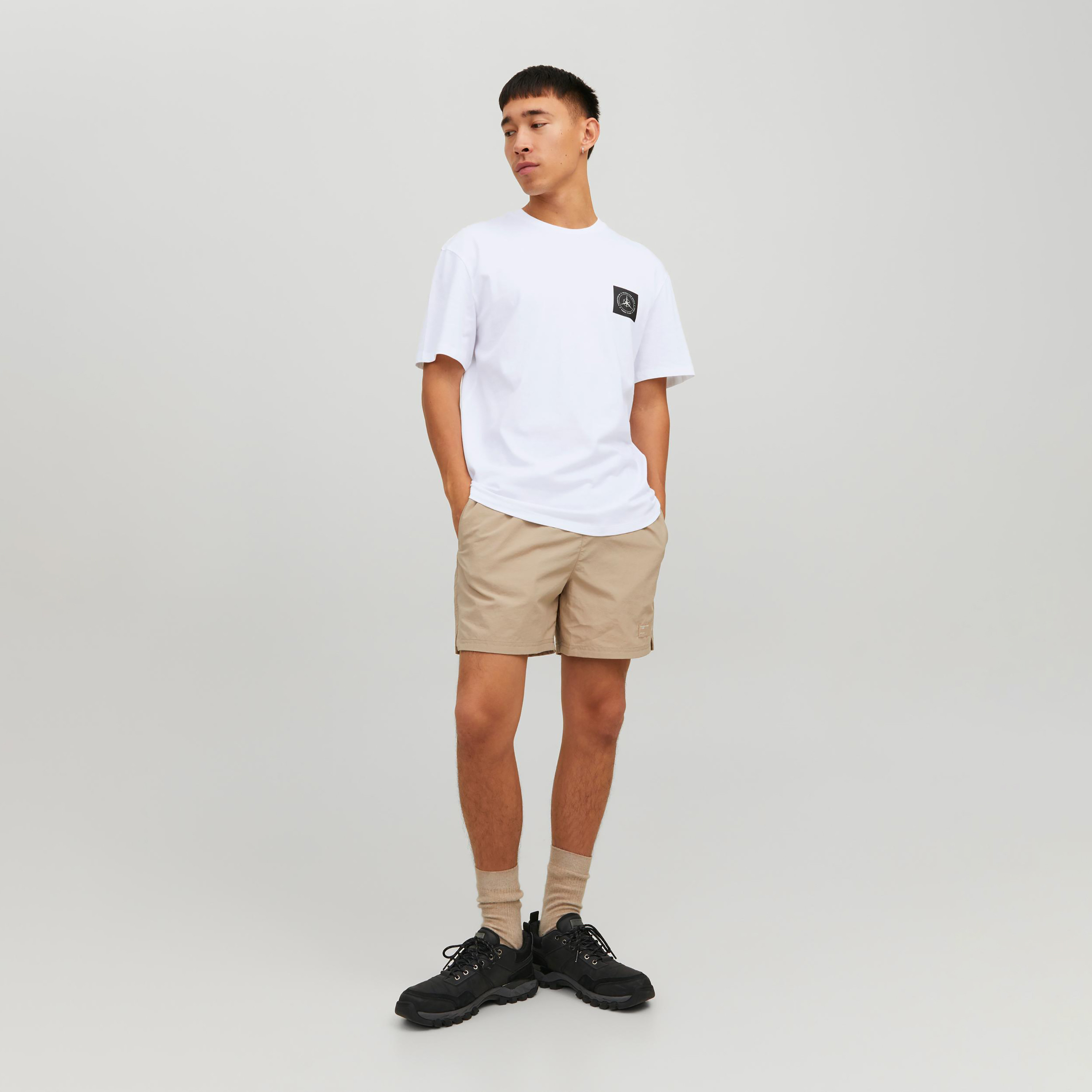 تي شيرت من جاك آند جونز مطبوع بأكمام قصيرة و ياقة مستديرة-men-clothing-tshirtsandpolos-tshirts-image-12