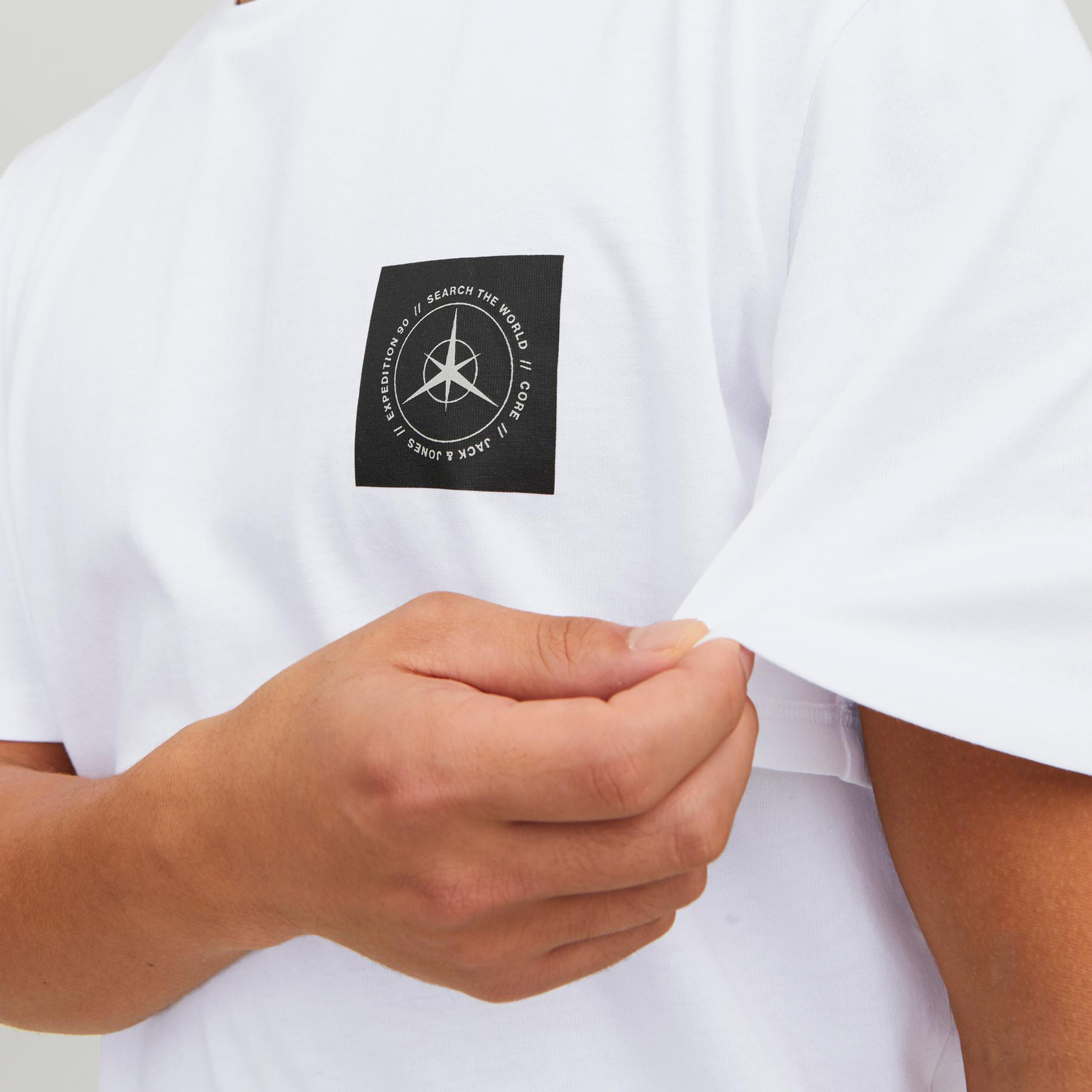 تي شيرت من جاك آند جونز مطبوع بأكمام قصيرة و ياقة مستديرة-men-clothing-tshirtsandpolos-tshirts-image-13