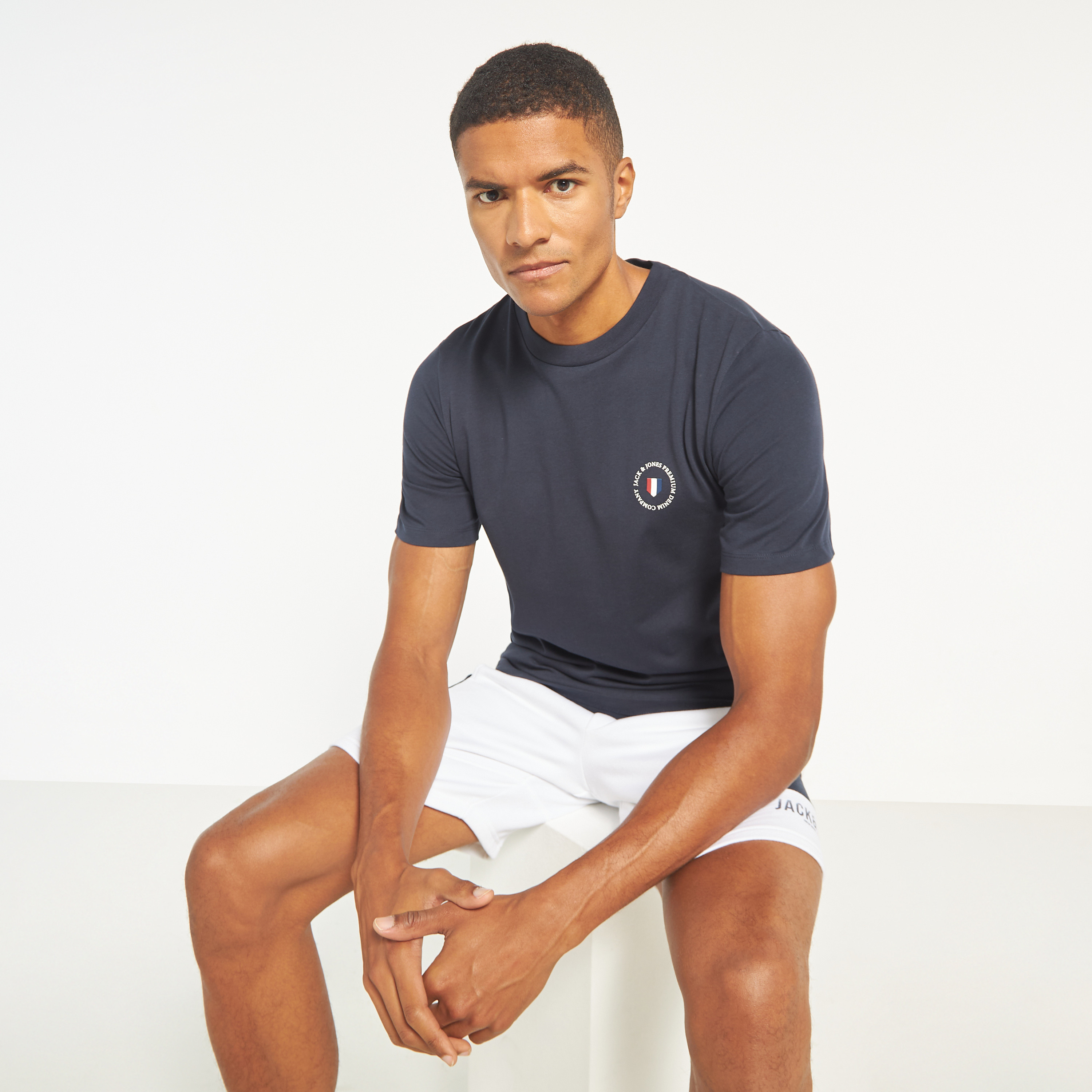 تي شيرت سادة بأكمام قصيرة ورقبة مستديرة من جاك اند جونز-men-clothing-tshirtsandpolos-tshirts-image-1