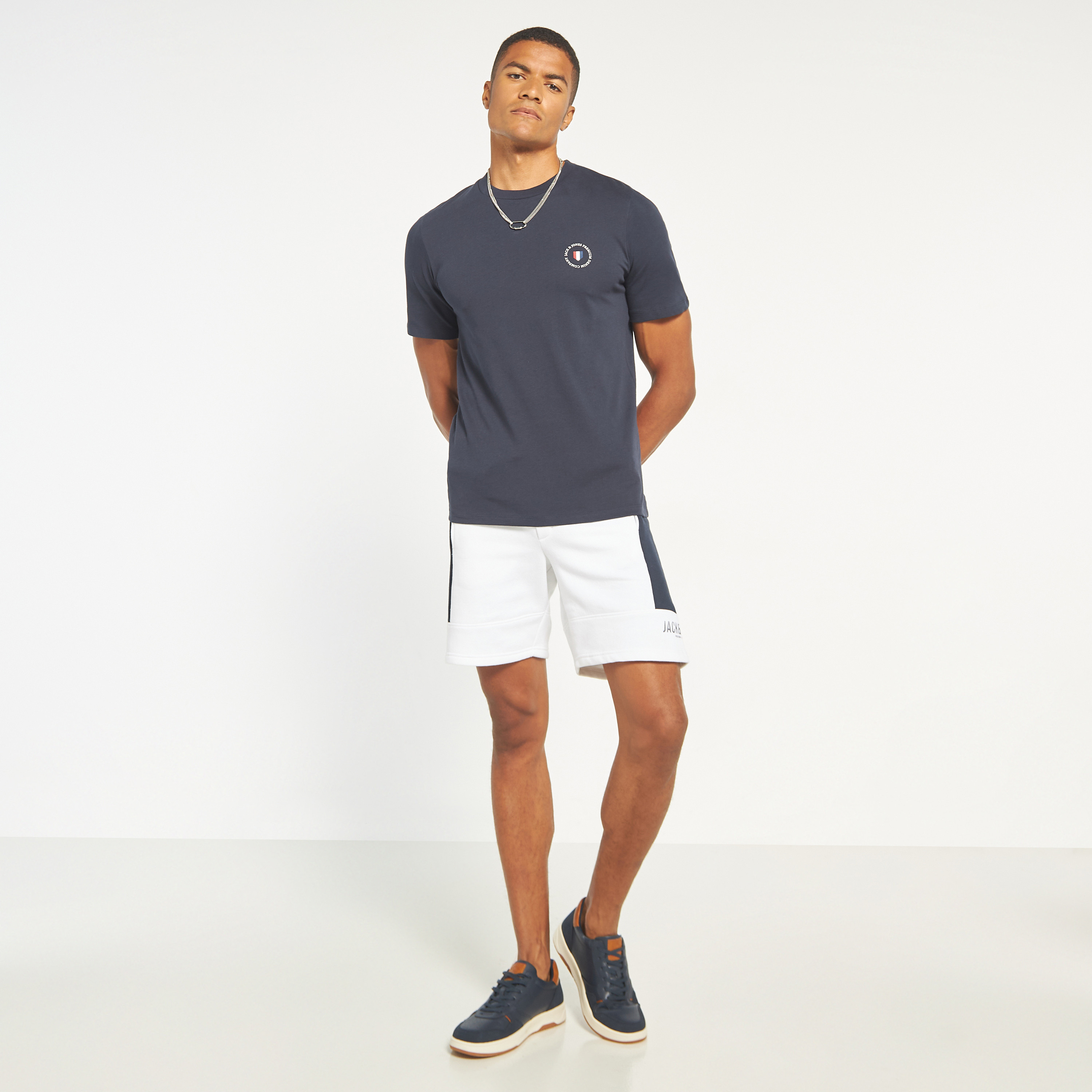تي شيرت سادة بأكمام قصيرة ورقبة مستديرة من جاك اند جونز-men-clothing-tshirtsandpolos-tshirts-image-2
