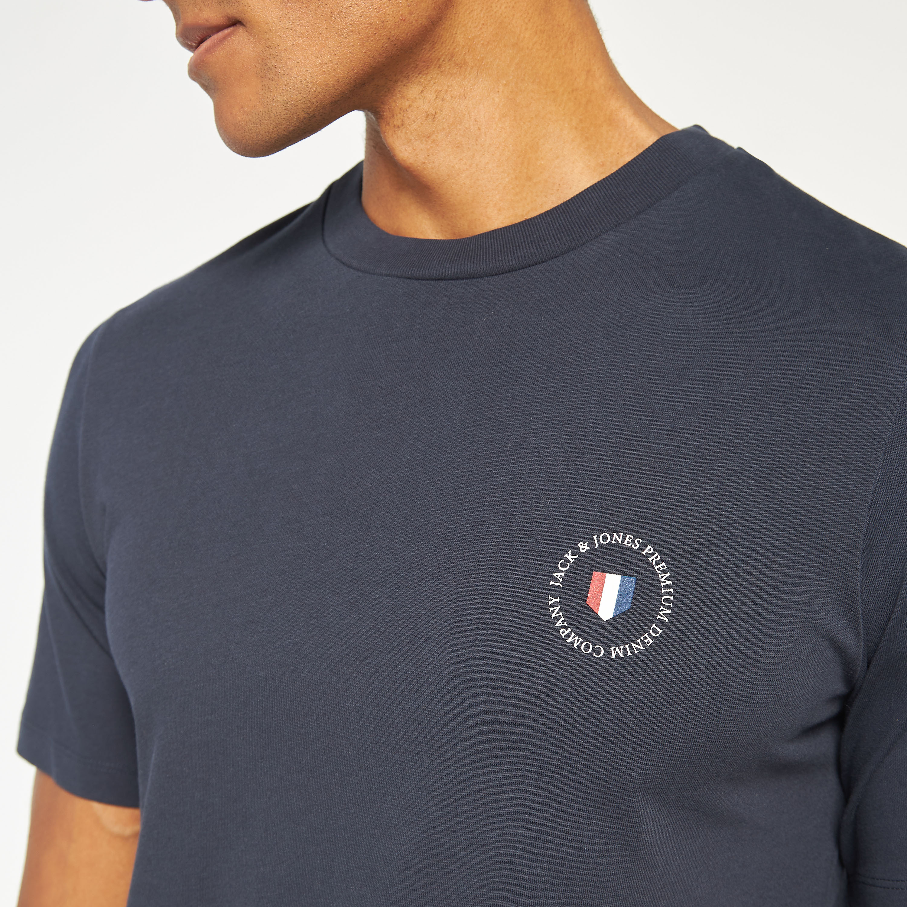 تي شيرت سادة بأكمام قصيرة ورقبة مستديرة من جاك اند جونز-men-clothing-tshirtsandpolos-tshirts-image-4