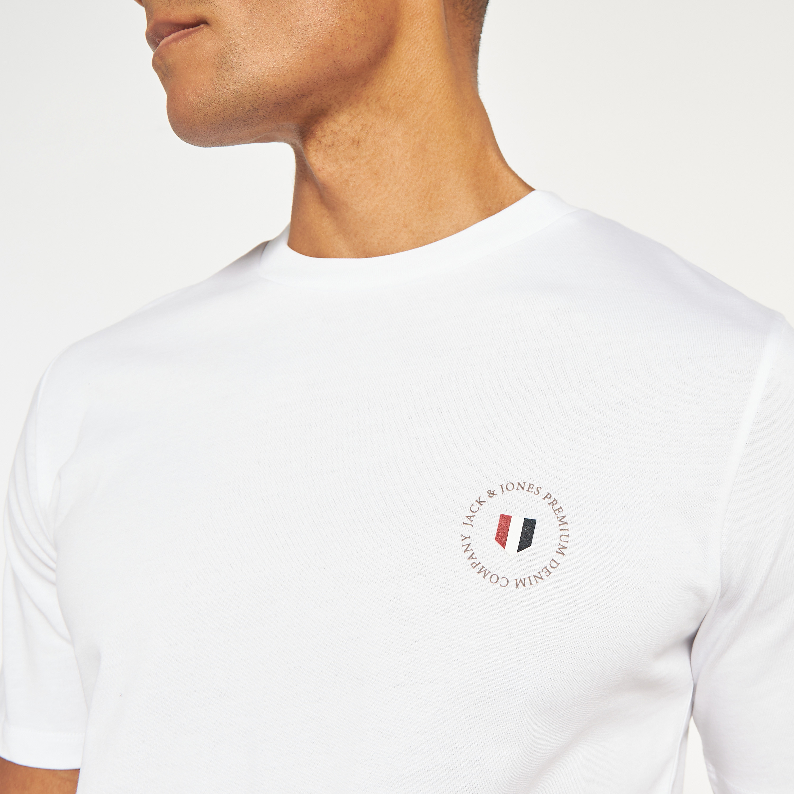 تي شيرت سادة بأكمام قصيرة ورقبة مستديرة من جاك اند جونز-men-clothing-tshirtsandpolos-tshirts-image-8