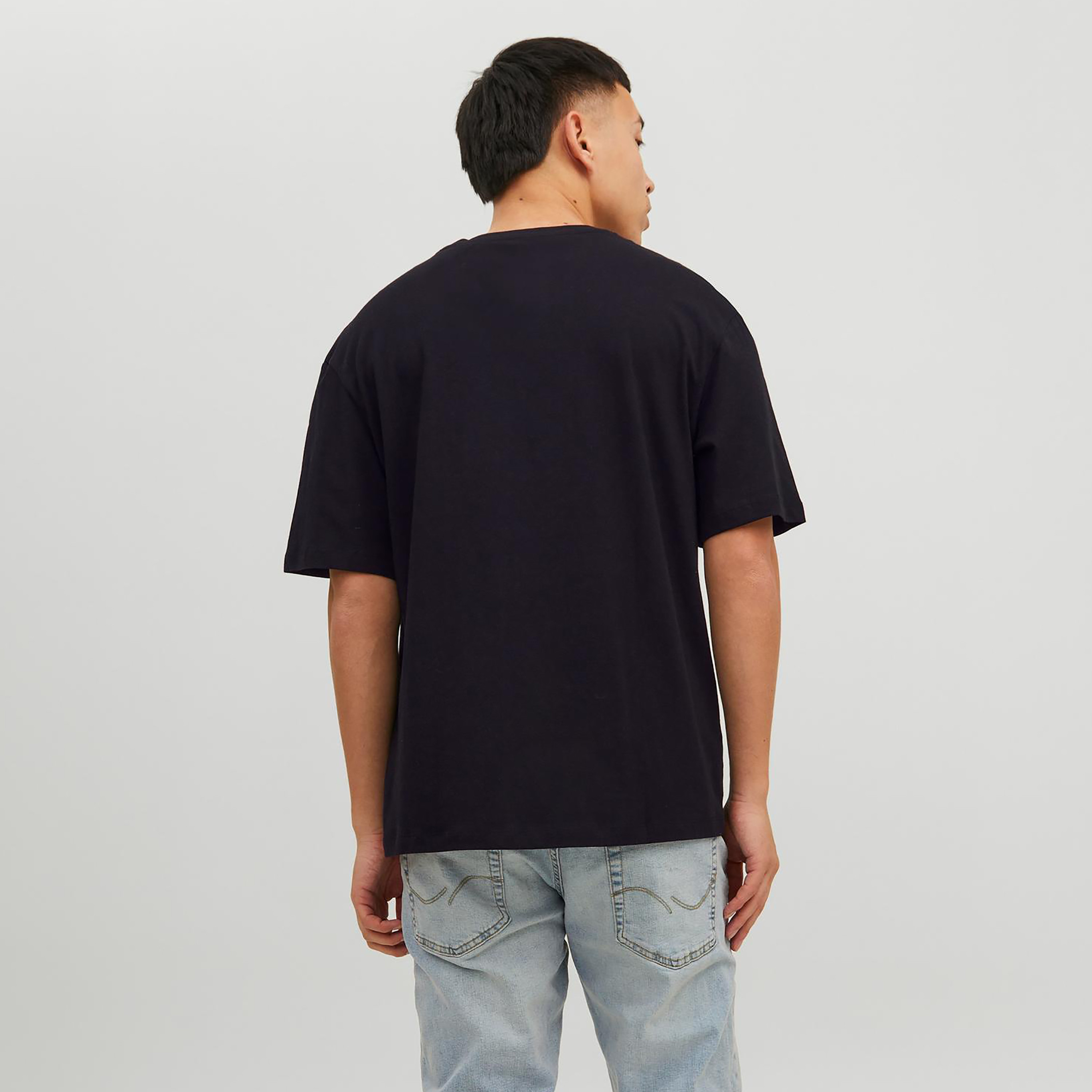 تي شيرت مطبوعة بأكمام قصيرة ورقبة مستديرة  من جاك اند جونز-men-clothing-tshirtsandpolos-tshirts-image-4
