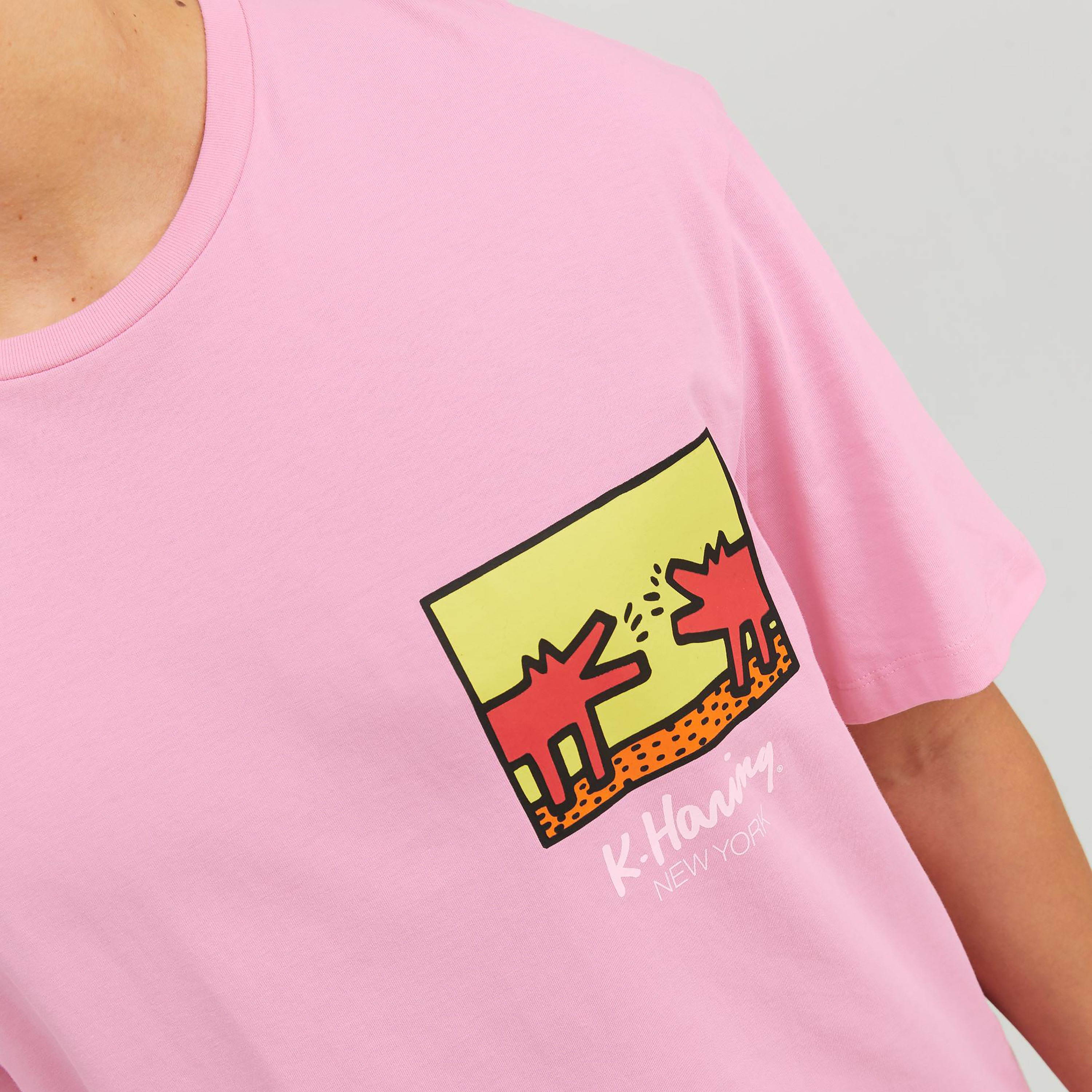تي شيرت مطبوعة بأكمام قصيرة ورقبة مستديرة  من جاك اند جونز-men-clothing-tshirtsandpolos-tshirts-image-11