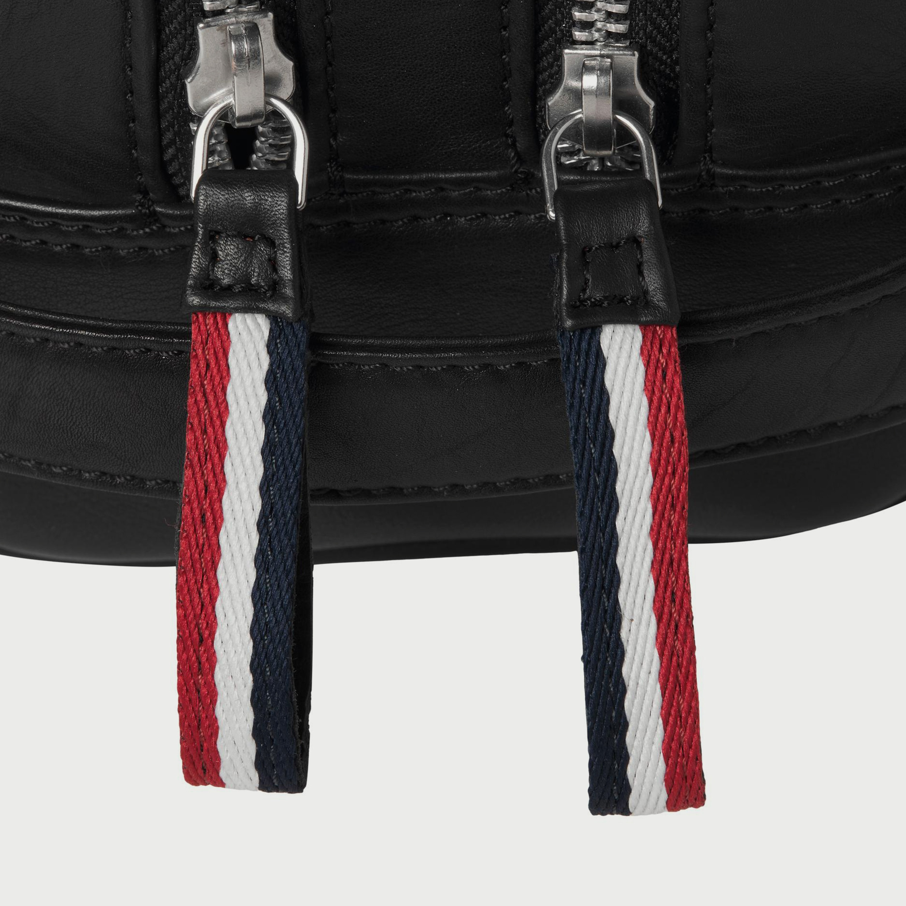 حقيبة أدوات الزينة من جاك آند جونز مع إغلاق بسحاب باللون الاسود-men-bags-image-2