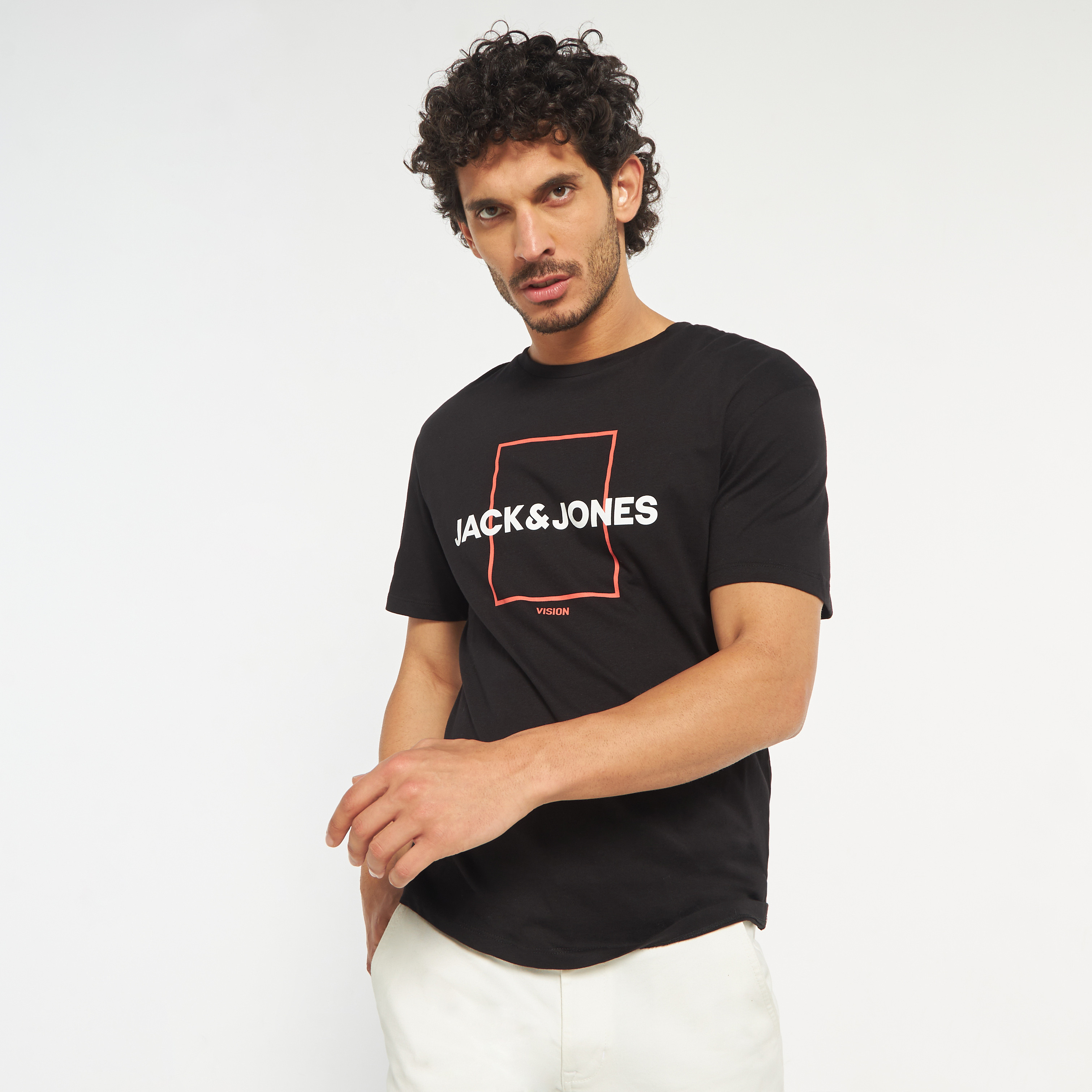 تي شيرت من جاك آند جونز مع شعار بأكمام قصيرة و ياقة مستديرة-men-clothing-tshirtsandpolos-tshirts-image-1