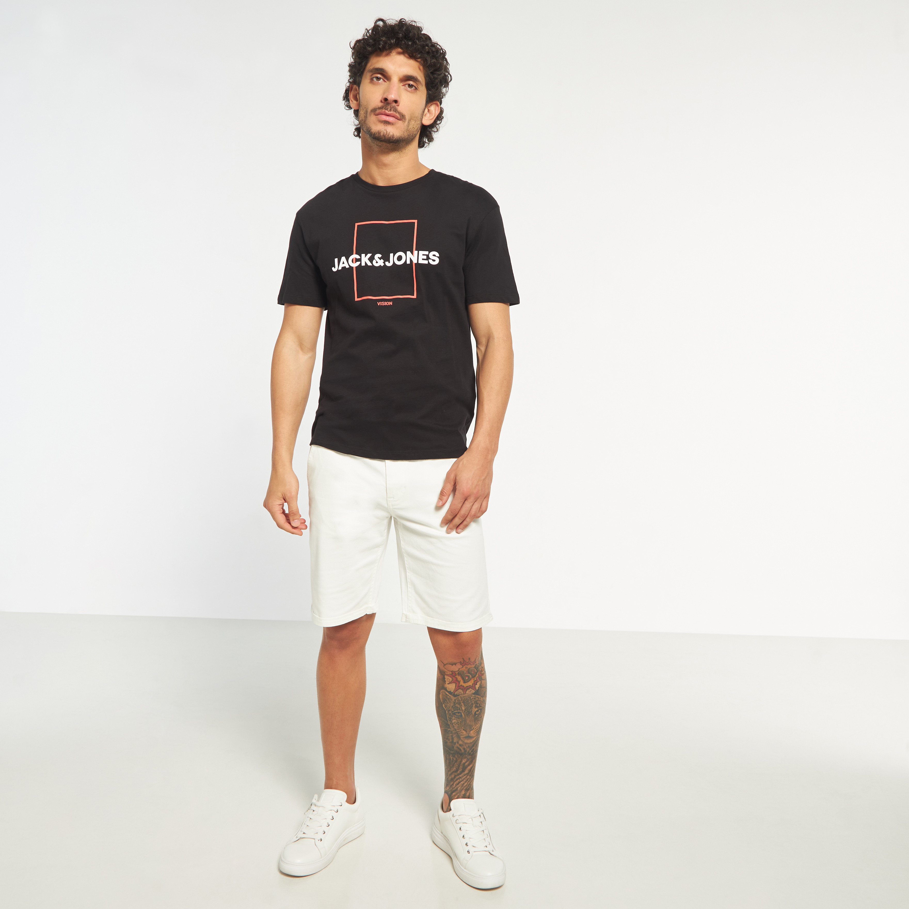 تي شيرت من جاك آند جونز مع شعار بأكمام قصيرة و ياقة مستديرة-men-clothing-tshirtsandpolos-tshirts-image-2