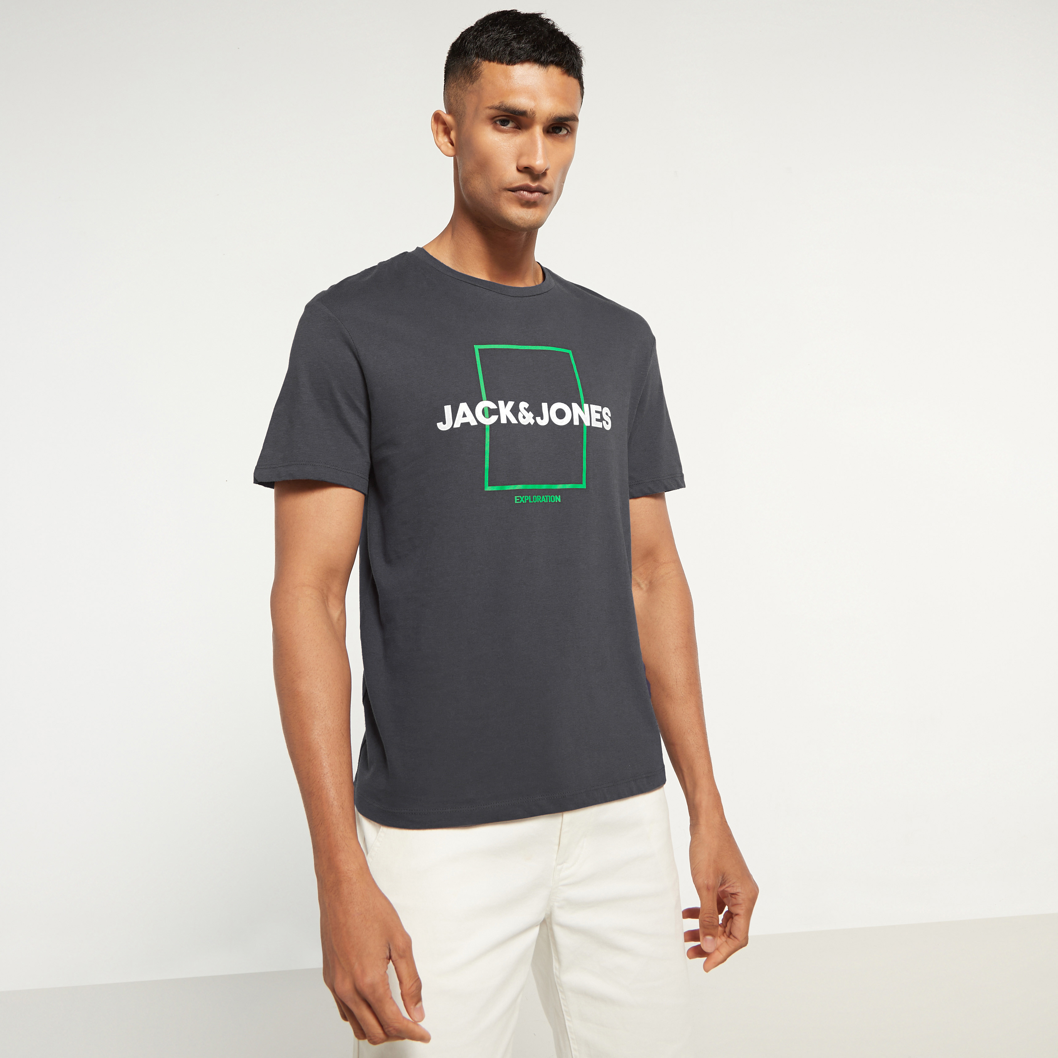 تي شيرت من جاك آند جونز مع شعار بأكمام قصيرة و ياقة مستديرة-men-clothing-tshirtsandpolos-tshirts-image-5