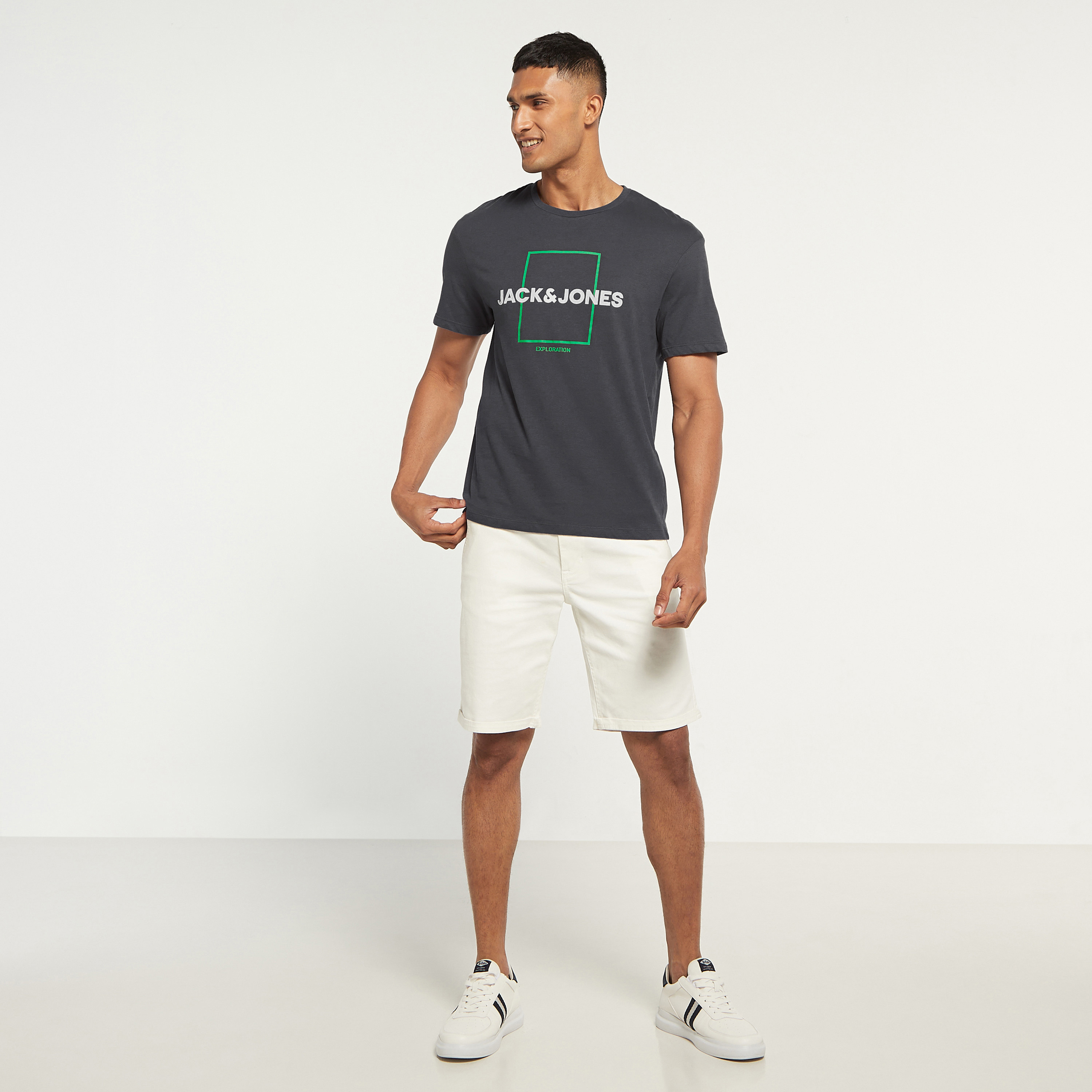 تي شيرت من جاك آند جونز مع شعار بأكمام قصيرة و ياقة مستديرة-men-clothing-tshirtsandpolos-tshirts-image-6
