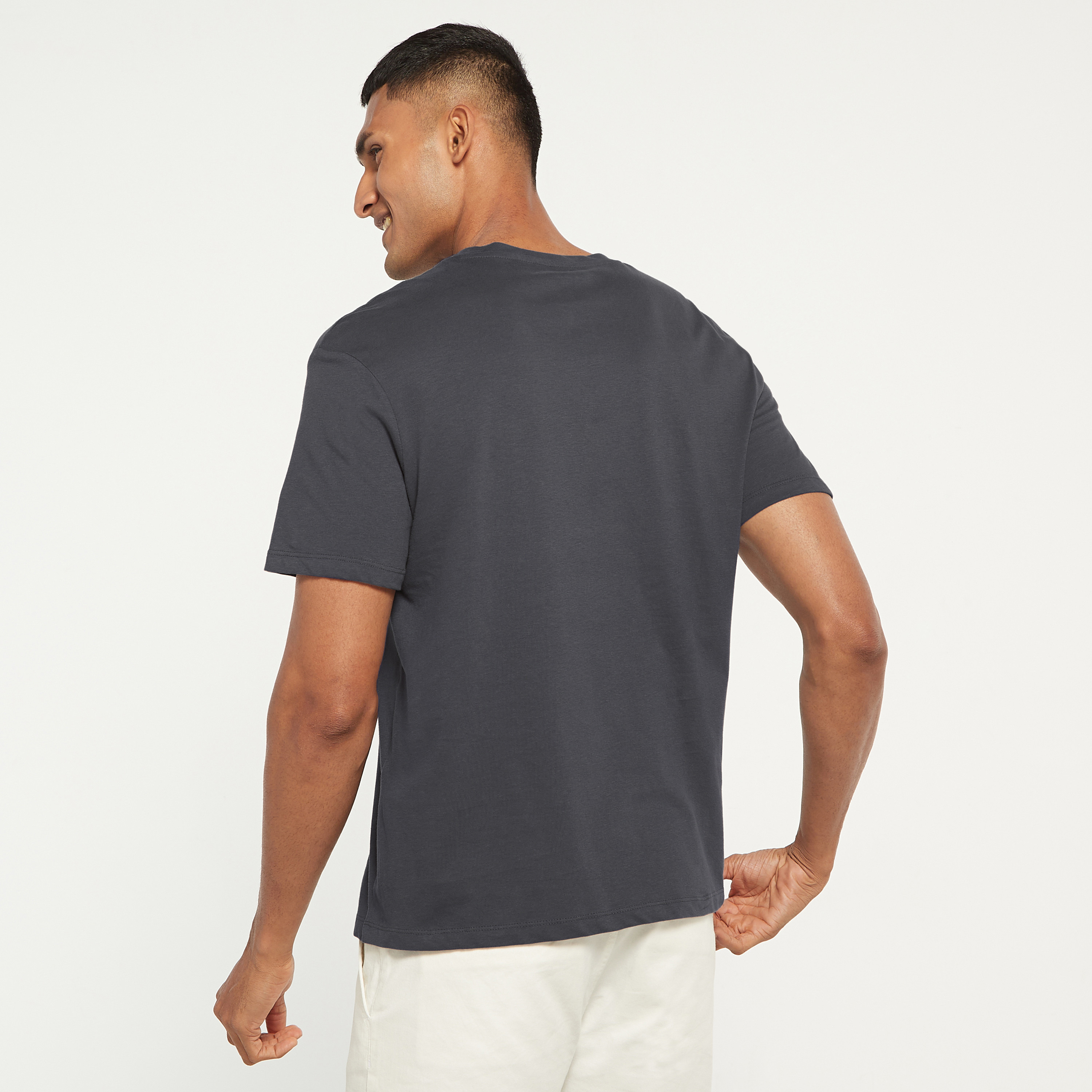 تي شيرت من جاك آند جونز مع شعار بأكمام قصيرة و ياقة مستديرة-men-clothing-tshirtsandpolos-tshirts-image-7