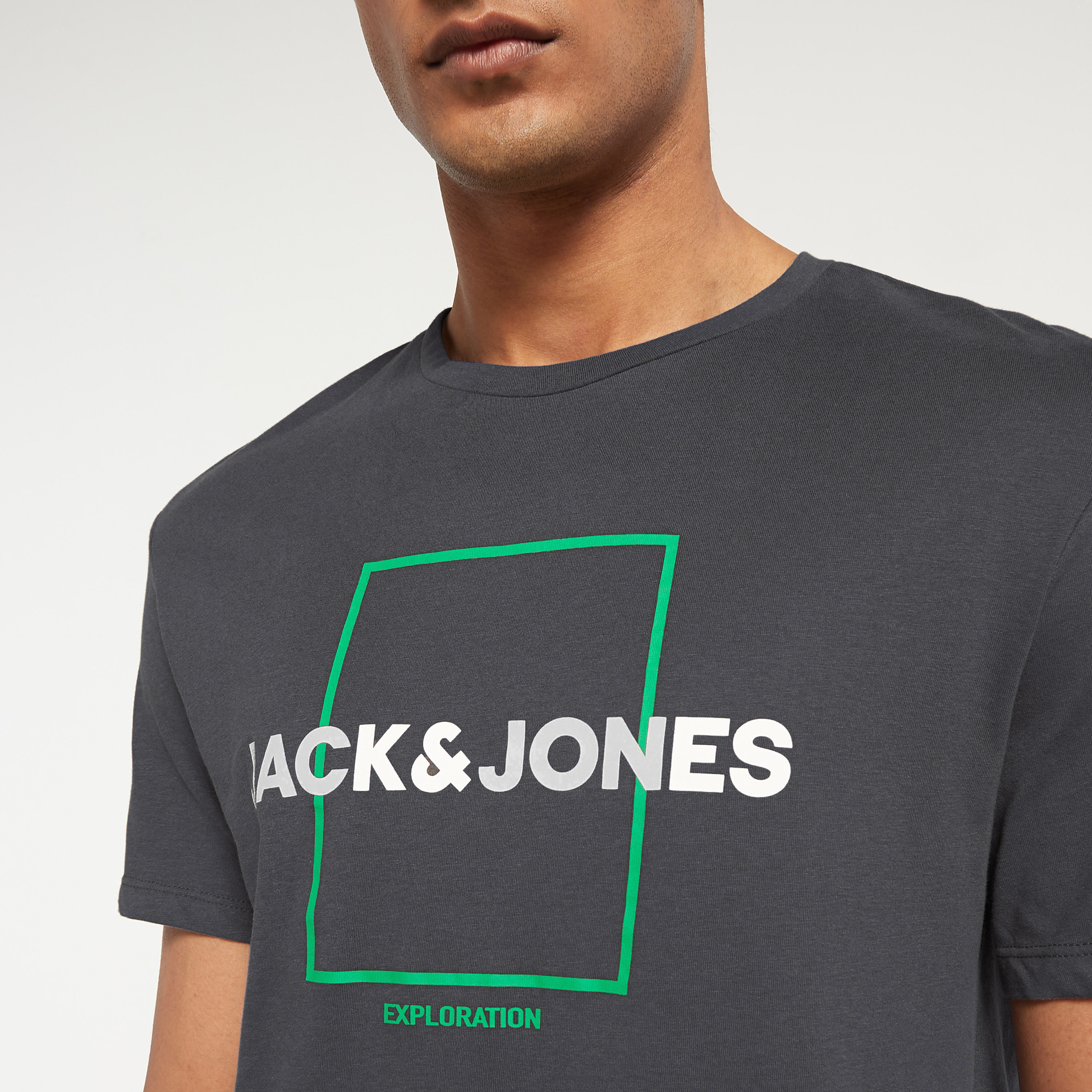 تي شيرت من جاك آند جونز مع شعار بأكمام قصيرة و ياقة مستديرة-men-clothing-tshirtsandpolos-tshirts-image-8