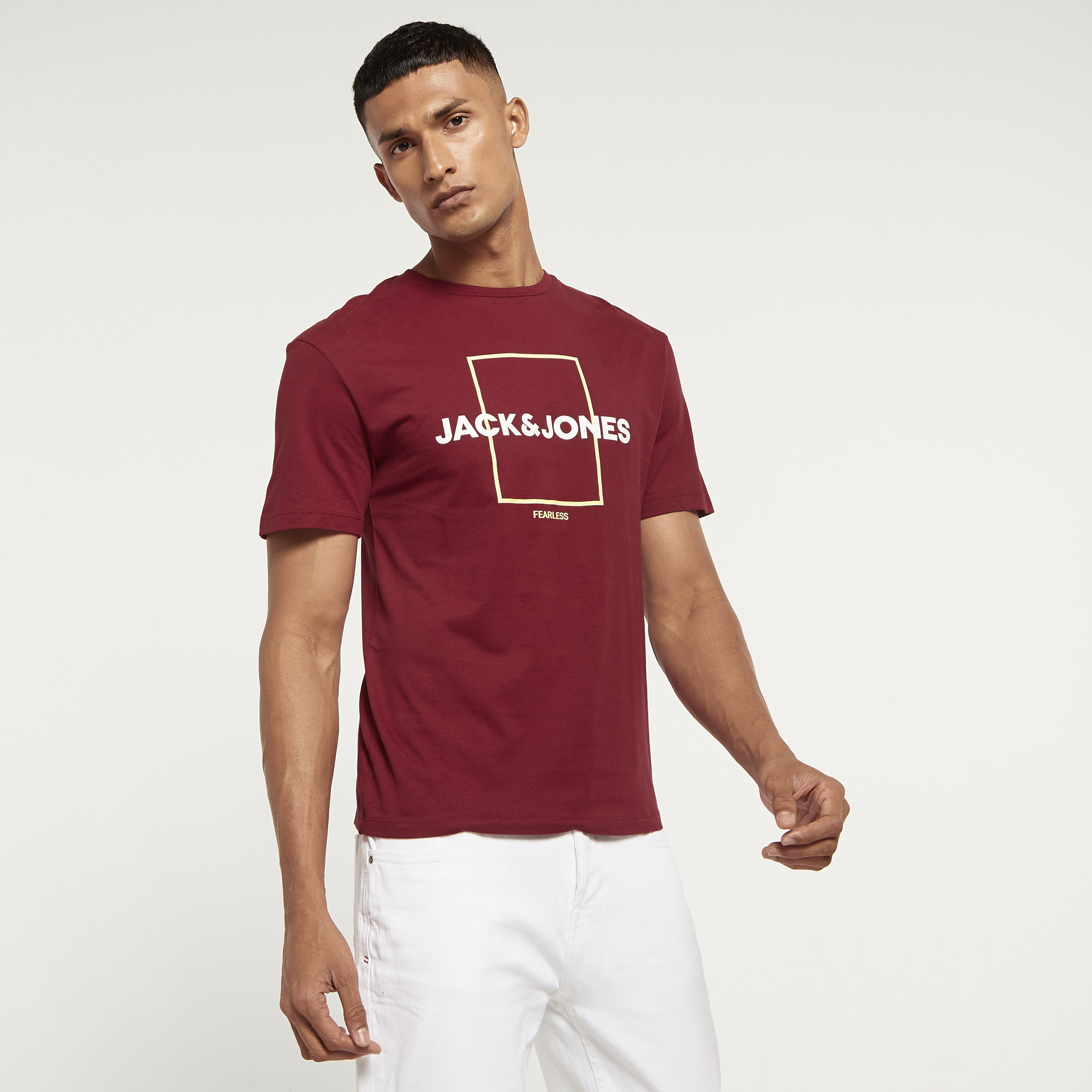 تي شيرت من جاك آند جونز مع شعار بأكمام قصيرة و ياقة مستديرة-men-clothing-tshirtsandpolos-tshirts-image-9