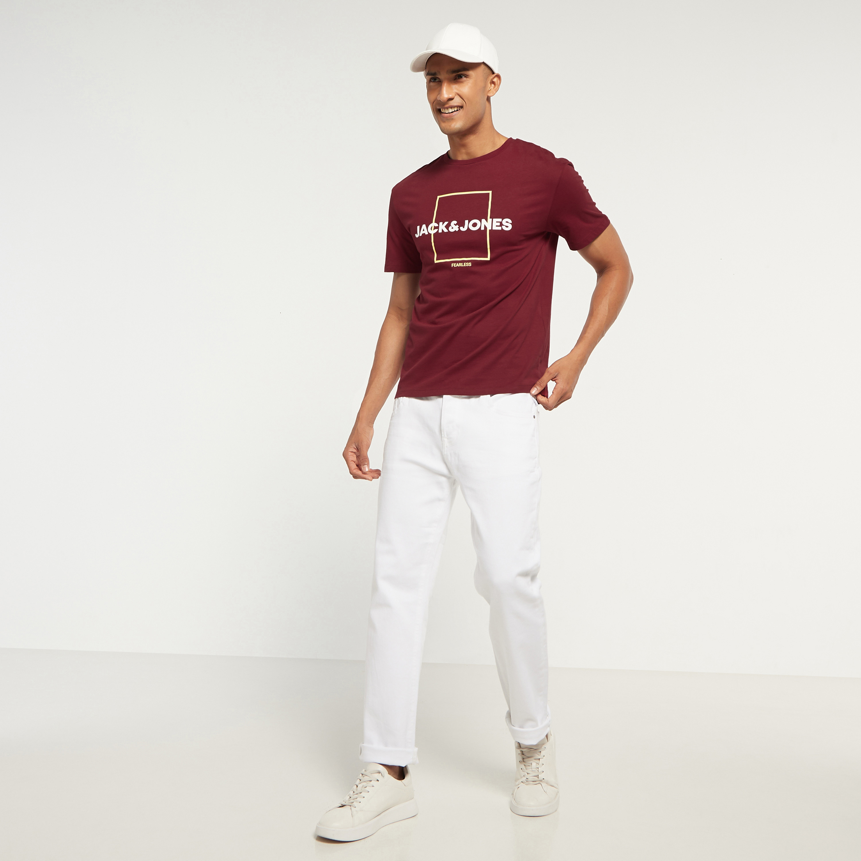 تي شيرت من جاك آند جونز مع شعار بأكمام قصيرة و ياقة مستديرة-men-clothing-tshirtsandpolos-tshirts-image-10
