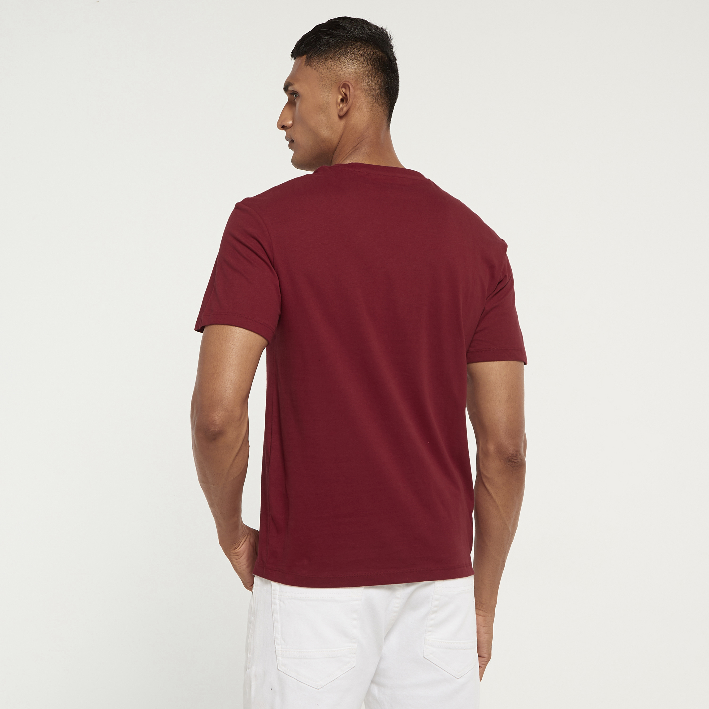 تي شيرت من جاك آند جونز مع شعار بأكمام قصيرة و ياقة مستديرة-men-clothing-tshirtsandpolos-tshirts-image-11