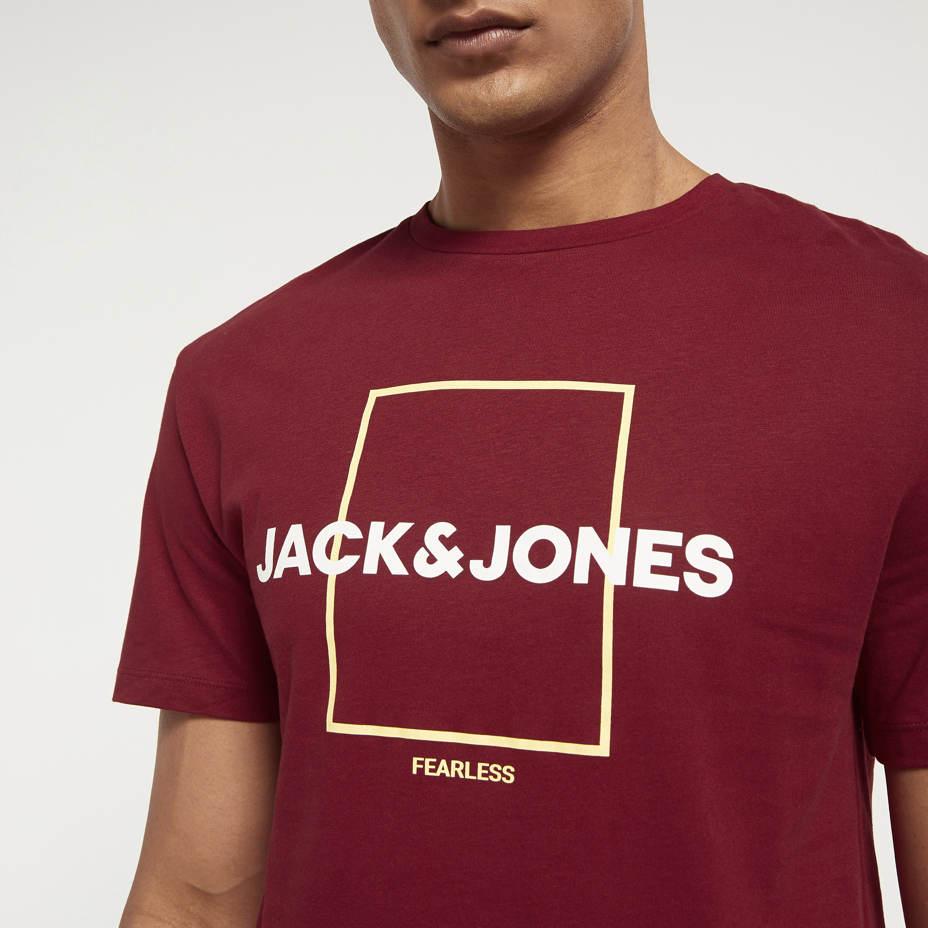 تي شيرت من جاك آند جونز مع شعار بأكمام قصيرة و ياقة مستديرة-men-clothing-tshirtsandpolos-tshirts-image-12