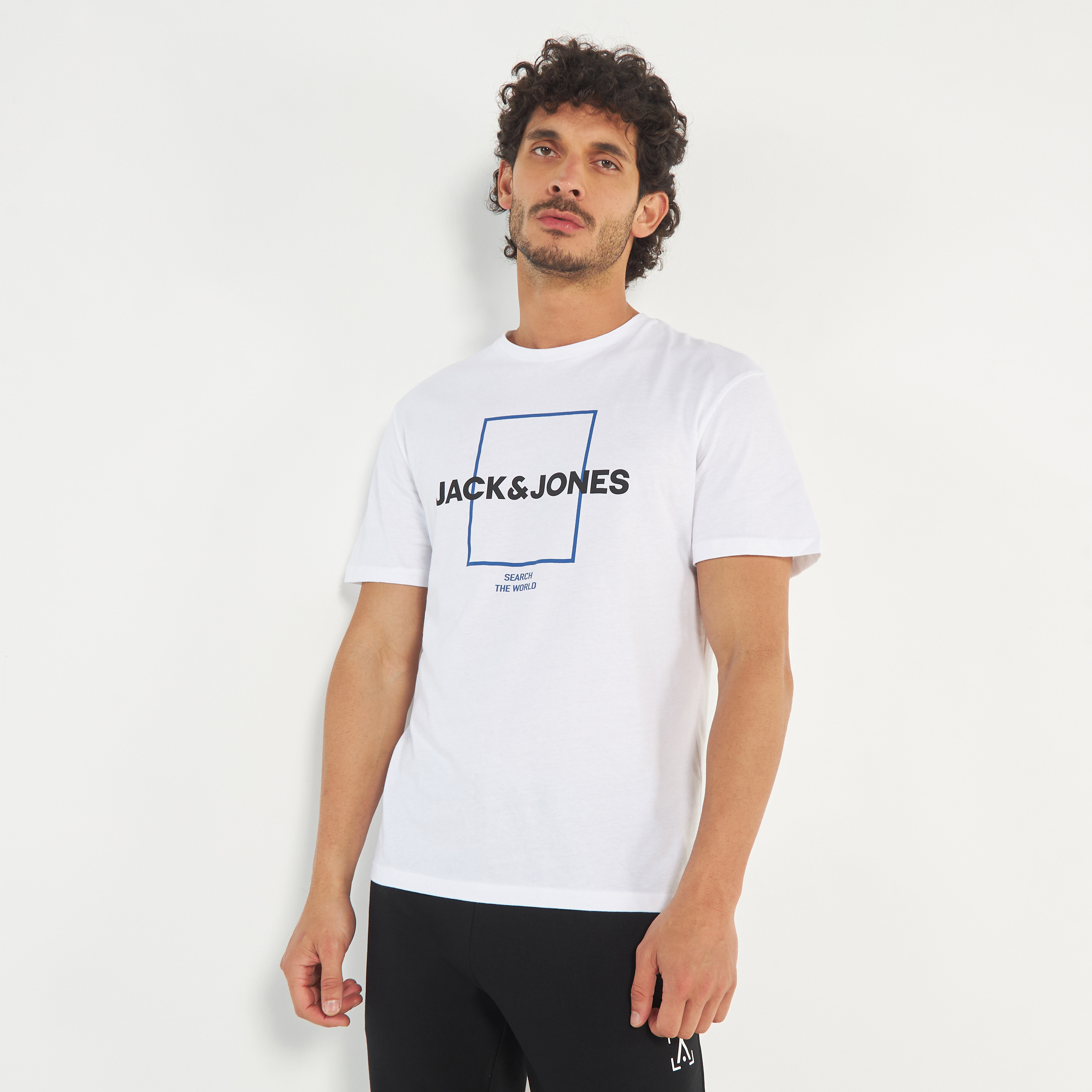 تي شيرت من جاك آند جونز مع شعار بأكمام قصيرة و ياقة مستديرة-men-clothing-tshirtsandpolos-tshirts-image-13