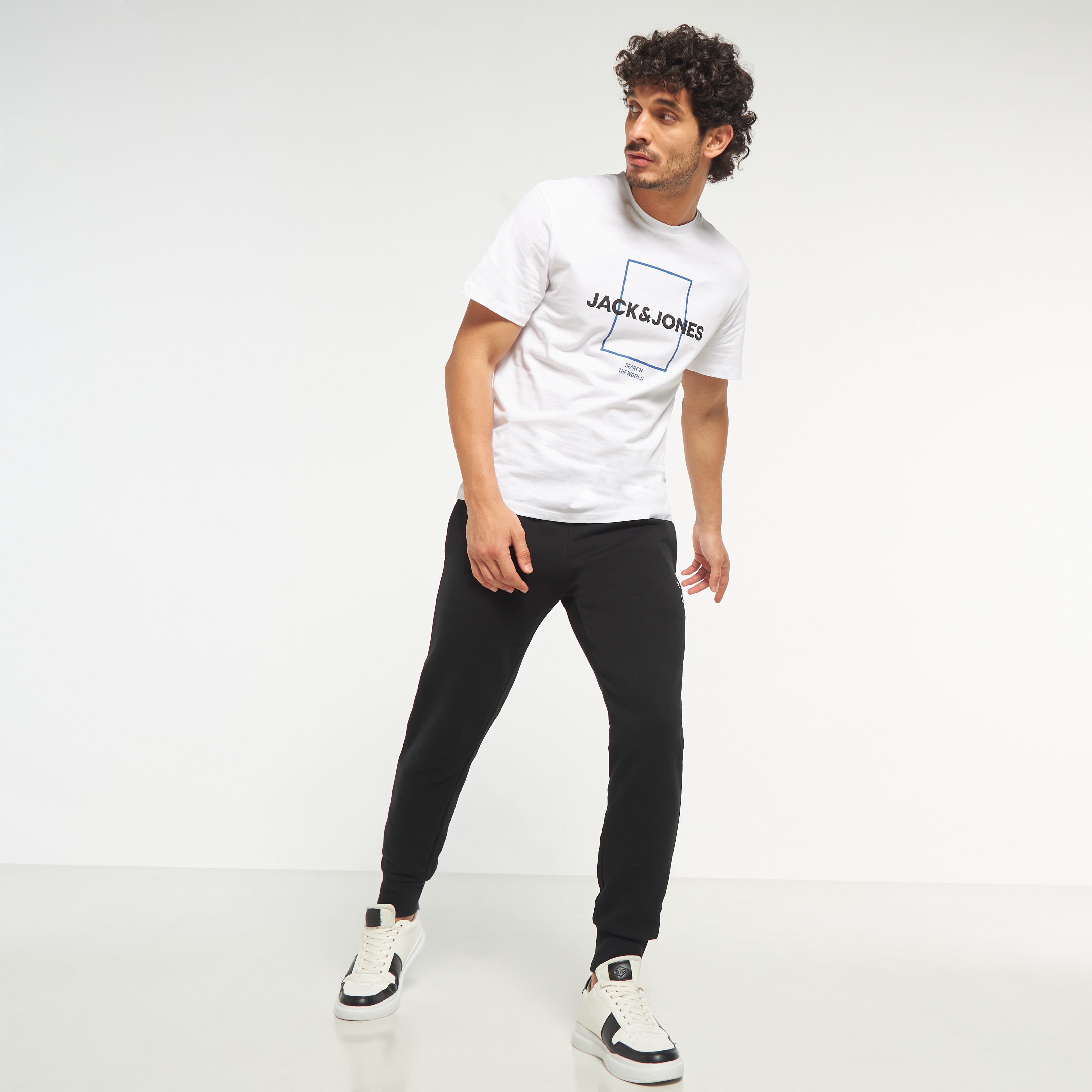 تي شيرت من جاك آند جونز مع شعار بأكمام قصيرة و ياقة مستديرة-men-clothing-tshirtsandpolos-tshirts-image-14