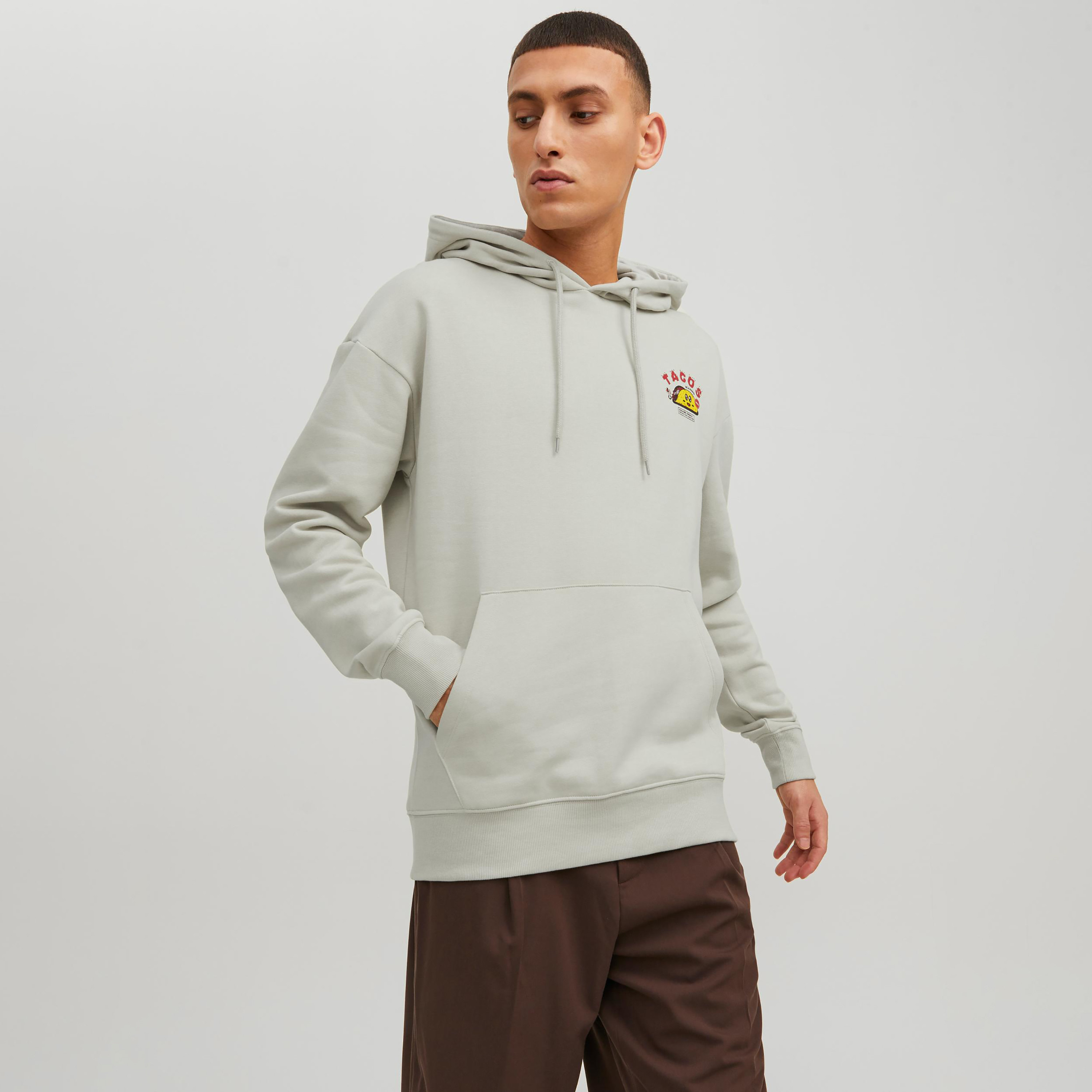 هودي من جاك آند جونز مطبوع بأكمام طويلة مع جيب كانغارو-men-winterwear-hoodiesandsweatshirts-image-1