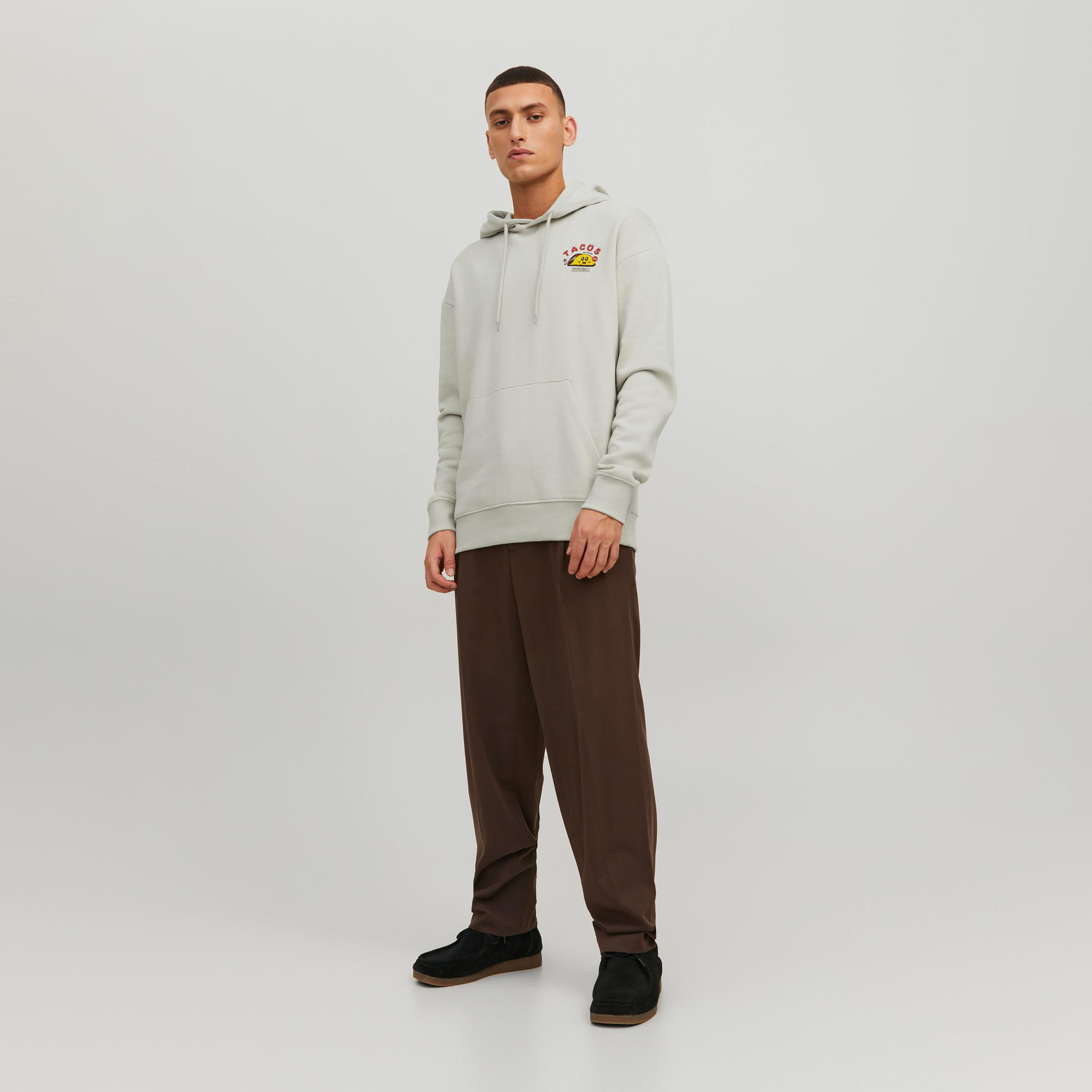 هودي من جاك آند جونز مطبوع بأكمام طويلة مع جيب كانغارو-men-winterwear-hoodiesandsweatshirts-image-2