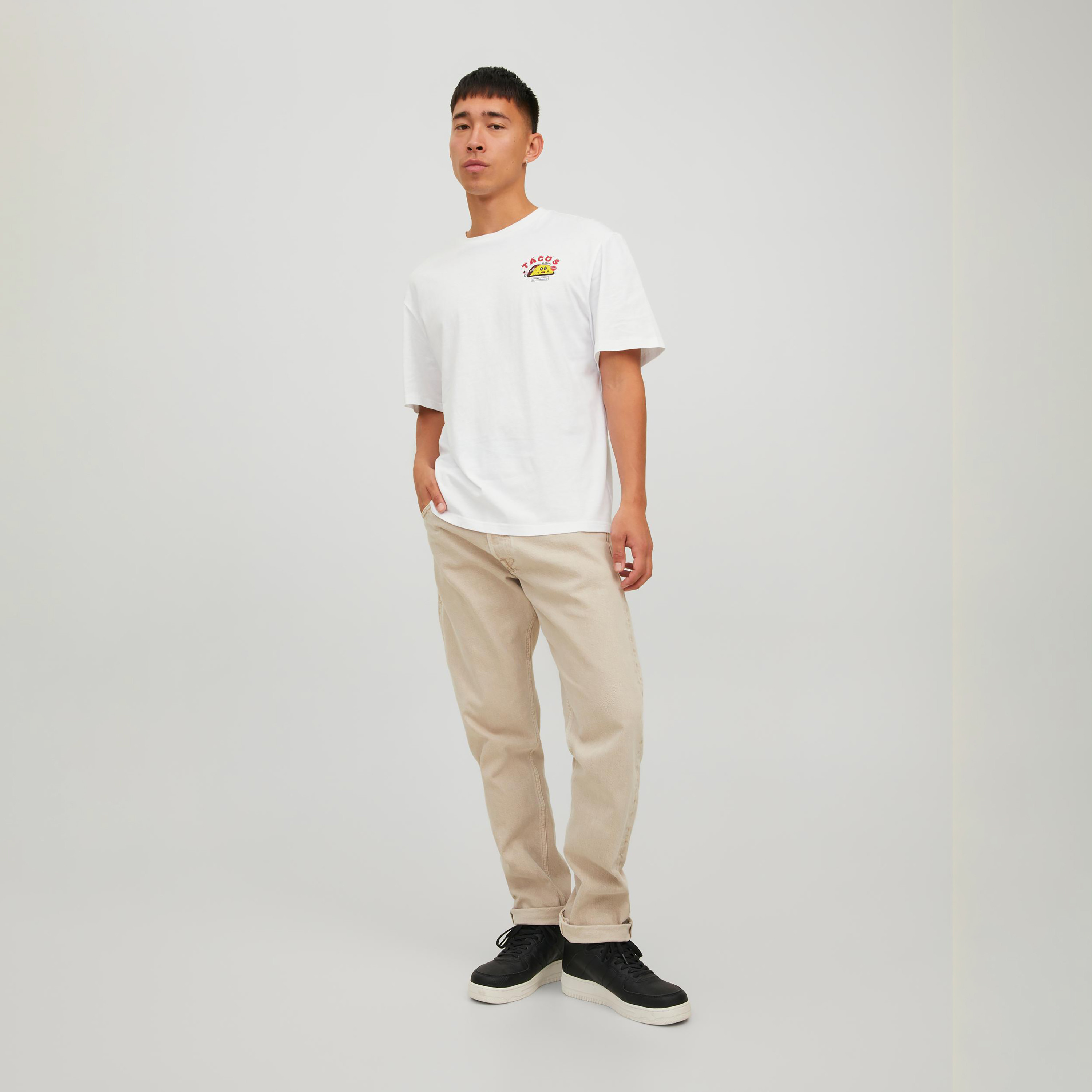تي شيرت من جاك آند جونز مطبوع بأكمام قصيرة و ياقة مستديرة-men-clothing-tshirtsandpolos-tshirts-image-2