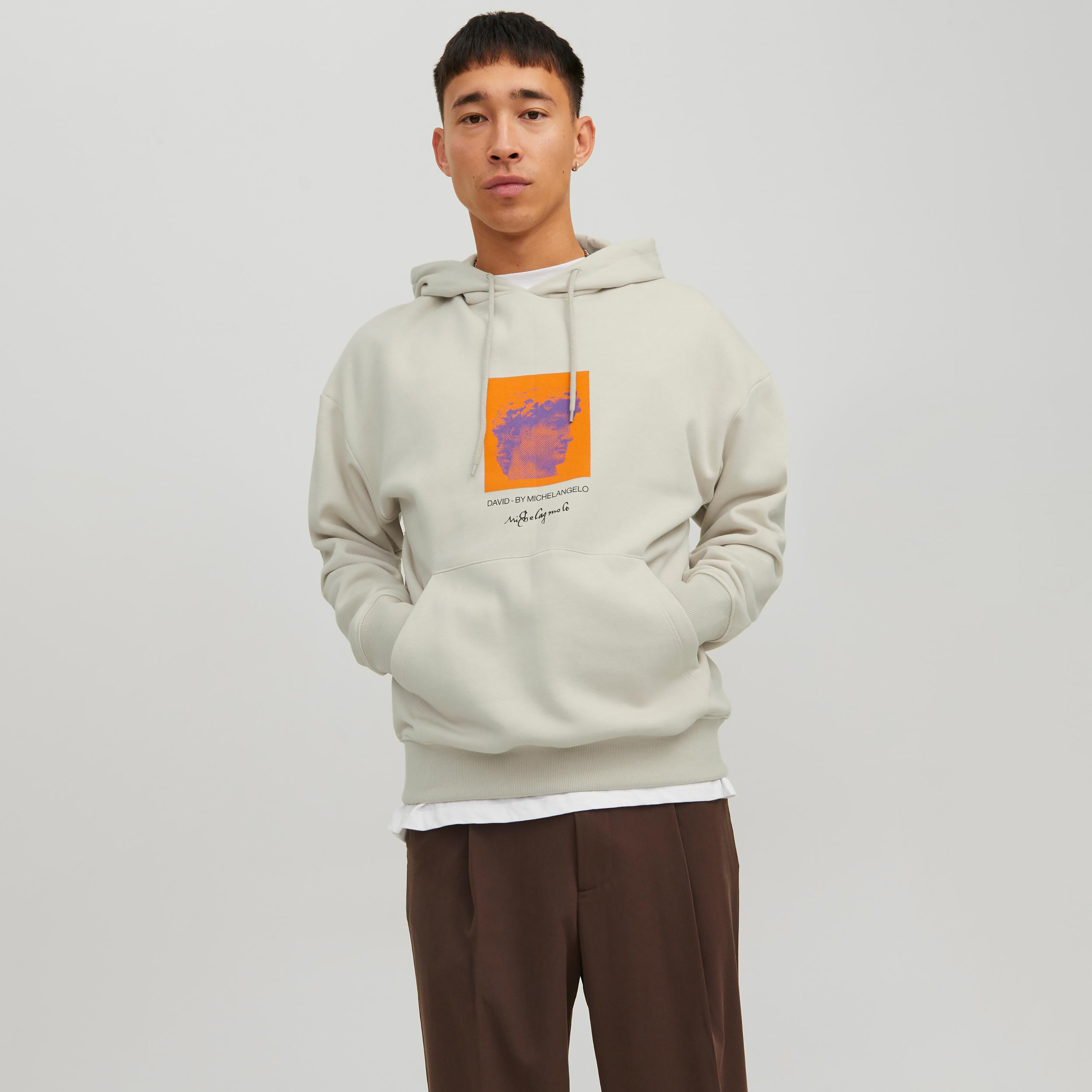 هودي من جاك آند جونز مطبوع بأكمام طويلة مع جيب كانغارو-men-winterwear-hoodiesandsweatshirts-image-1