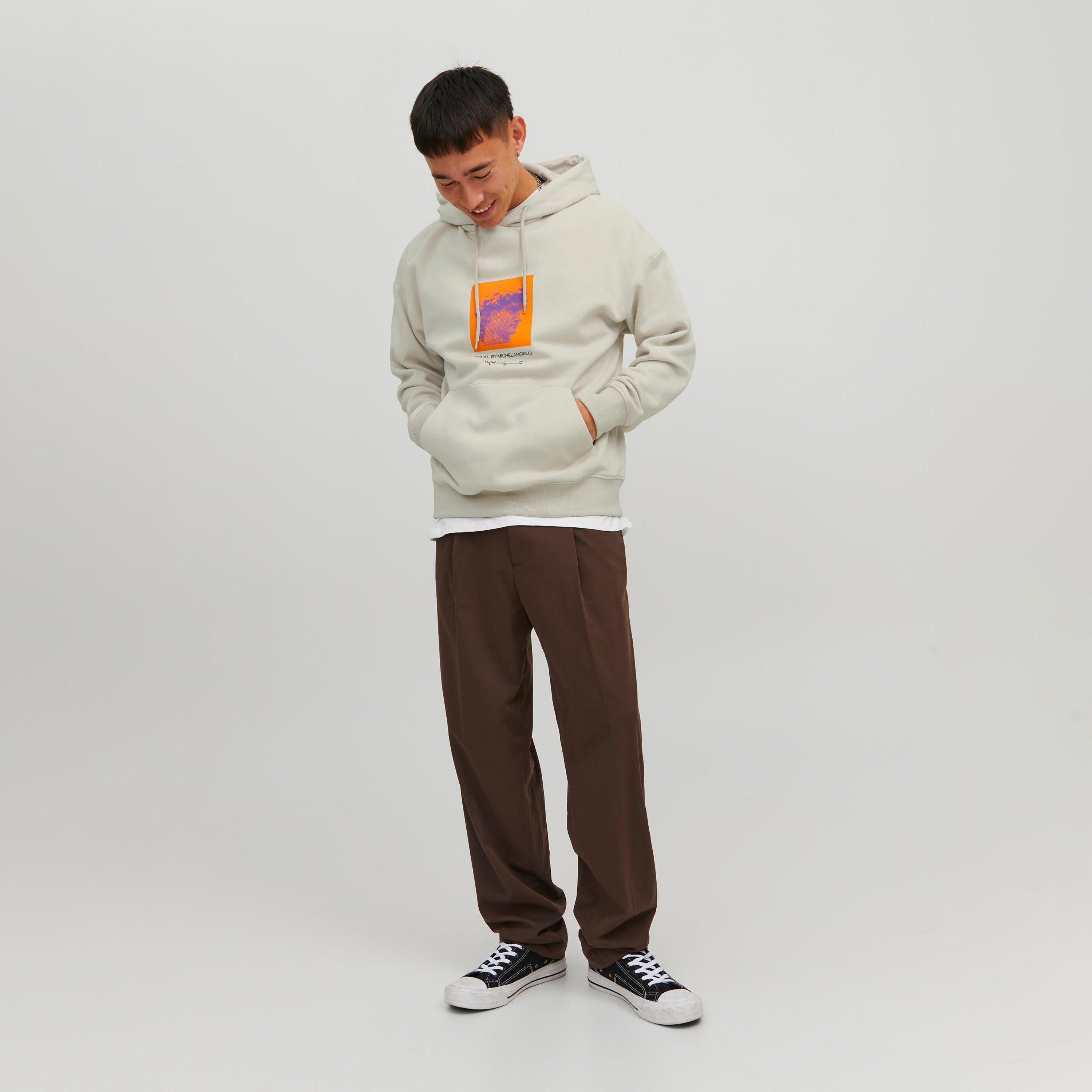 هودي من جاك آند جونز مطبوع بأكمام طويلة مع جيب كانغارو-men-winterwear-hoodiesandsweatshirts-image-2