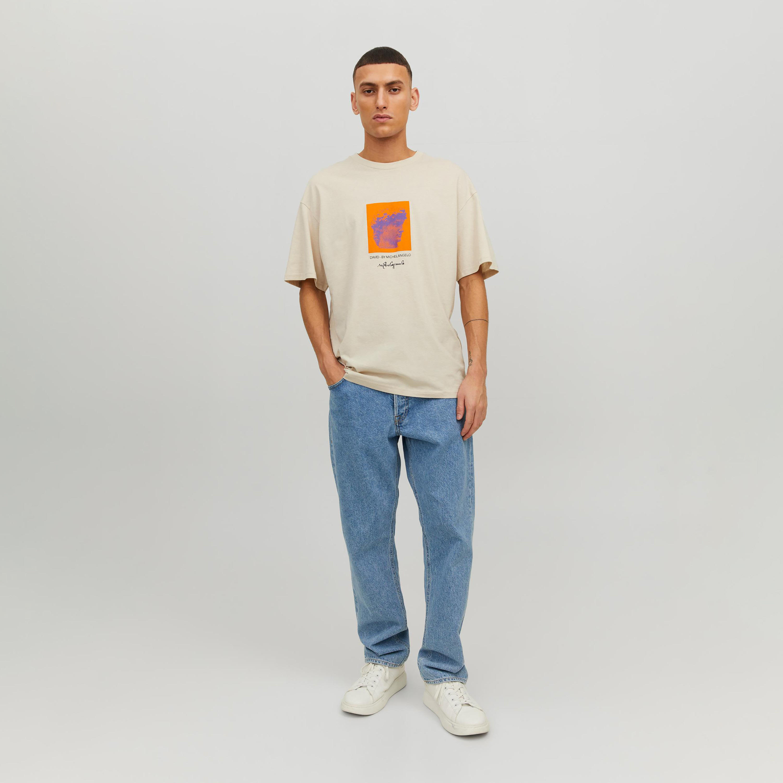 تي شيرت مطبوعة بأكمام قصيرة ورقبة مستديرة  من جاك اند جونز-men-clothing-tshirtsandpolos-tshirts-image-2