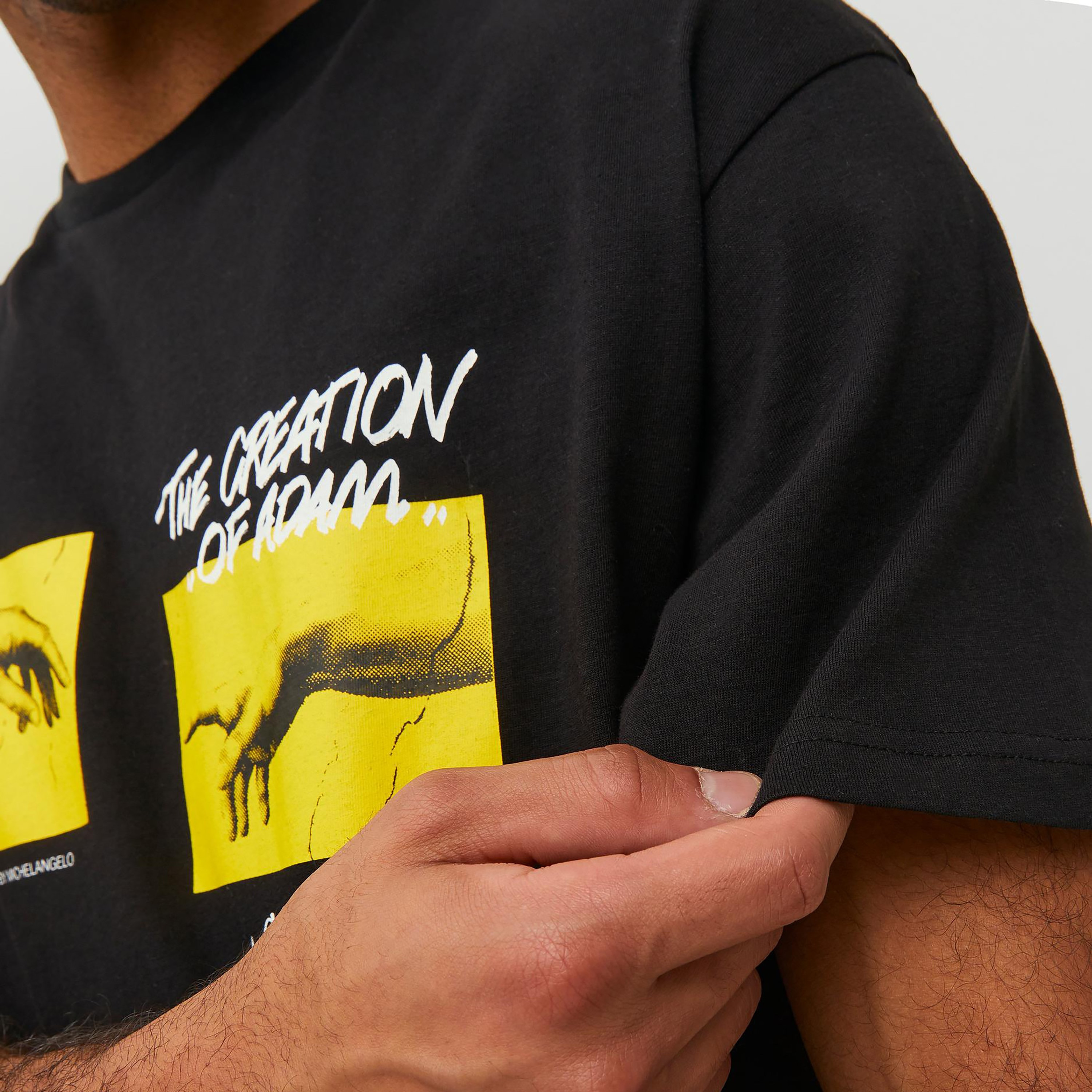 تي شيرت مطبوعة بأكمام قصيرة ورقبة مستديرة  من جاك اند جونز-men-clothing-tshirtsandpolos-tshirts-image-7
