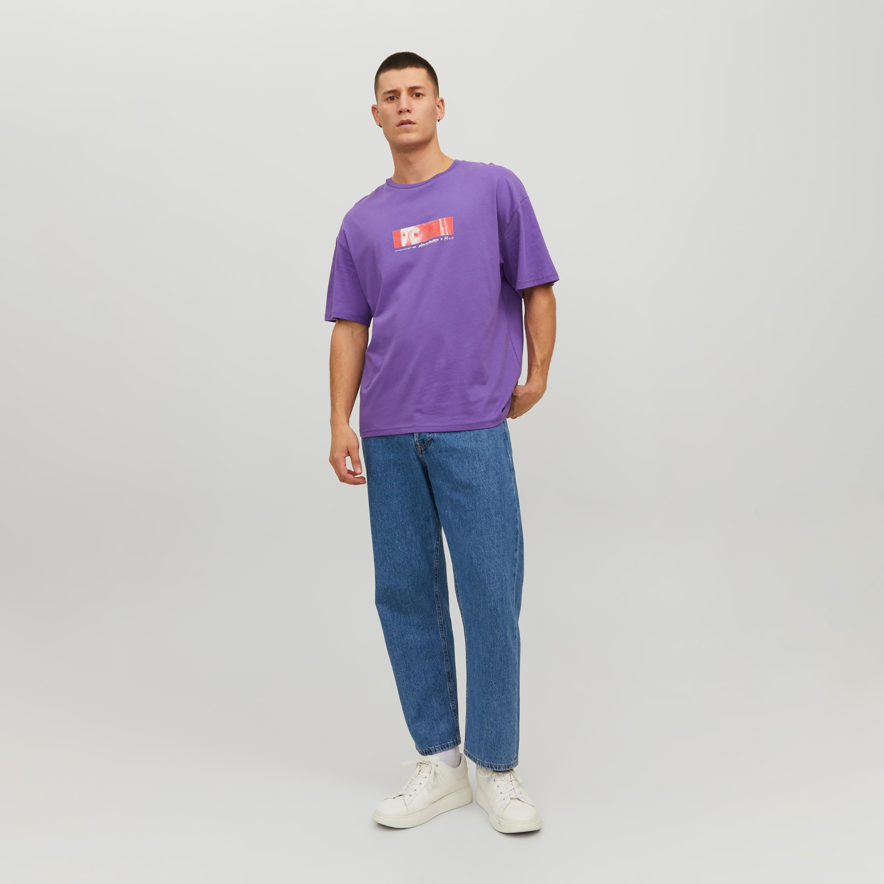 تي شيرت مطبوعة بأكمام قصيرة ورقبة مستديرة  من جاك اند جونز-men-clothing-tshirtsandpolos-tshirts-image-10