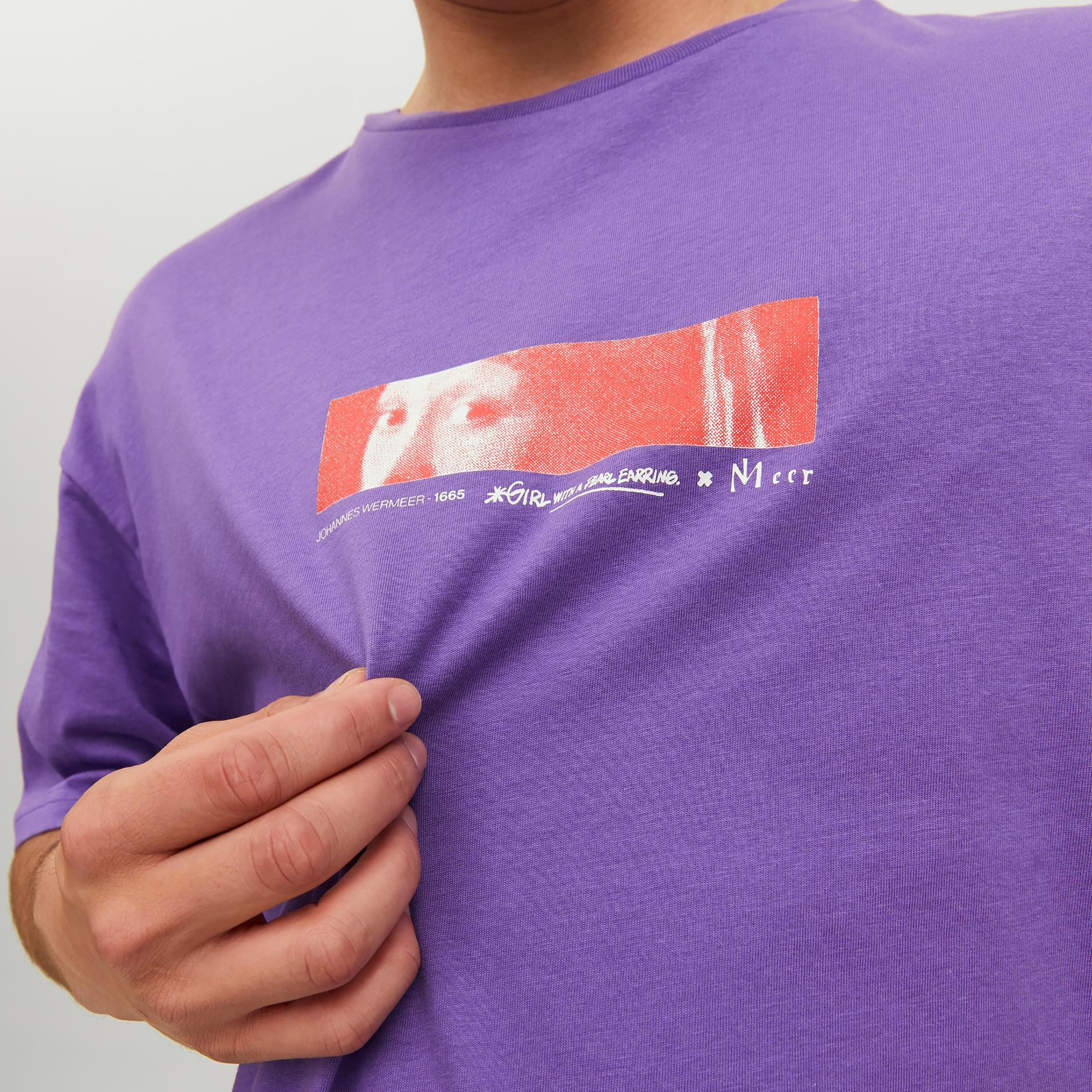 تي شيرت مطبوعة بأكمام قصيرة ورقبة مستديرة  من جاك اند جونز-men-clothing-tshirtsandpolos-tshirts-image-11