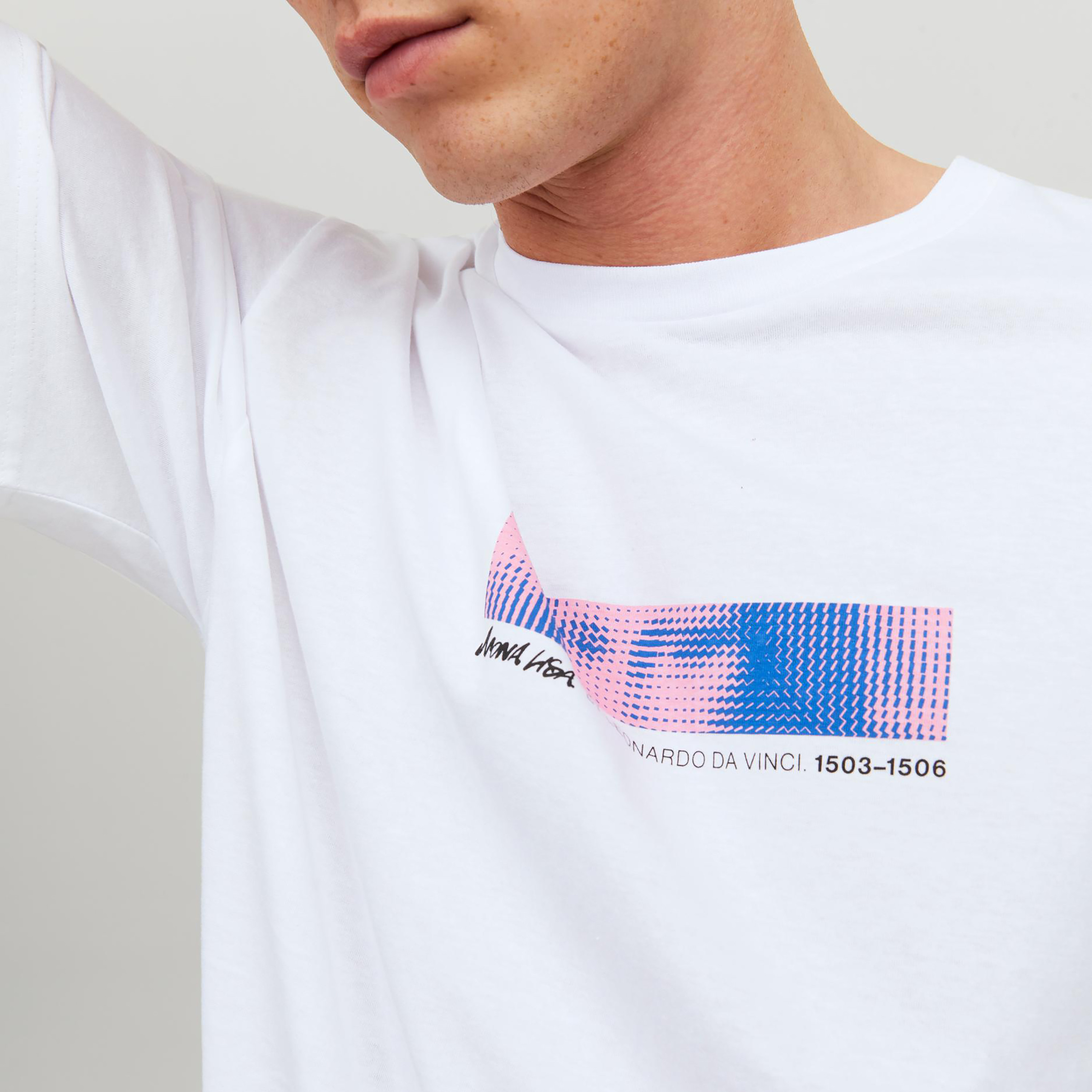 تي شيرت مطبوعة بأكمام قصيرة ورقبة مستديرة  من جاك اند جونز-men-clothing-tshirtsandpolos-tshirts-image-15