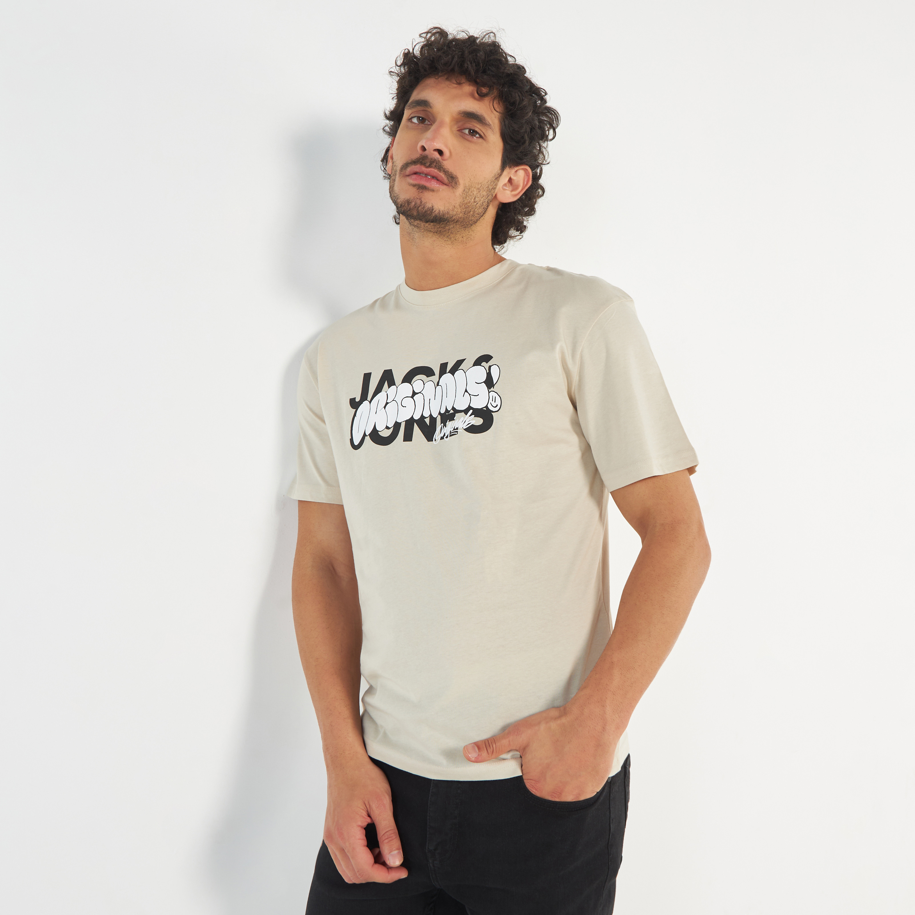 تي شيرت من جاك آند جونز مطبوع بأكمام قصيرة و ياقة مستديرة-men-clothing-tshirtsandpolos-tshirts-image-5