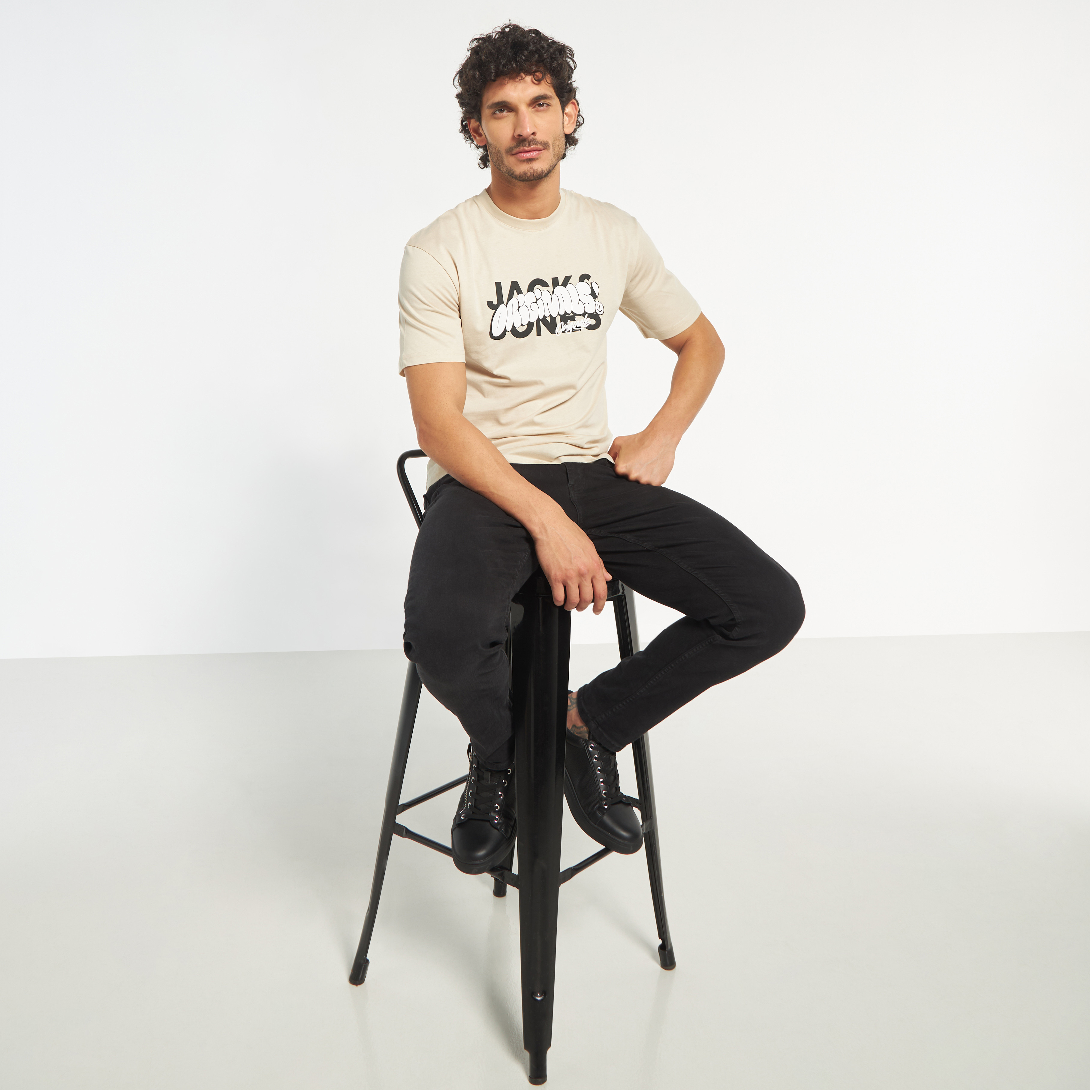 تي شيرت من جاك آند جونز مطبوع بأكمام قصيرة و ياقة مستديرة-men-clothing-tshirtsandpolos-tshirts-image-6