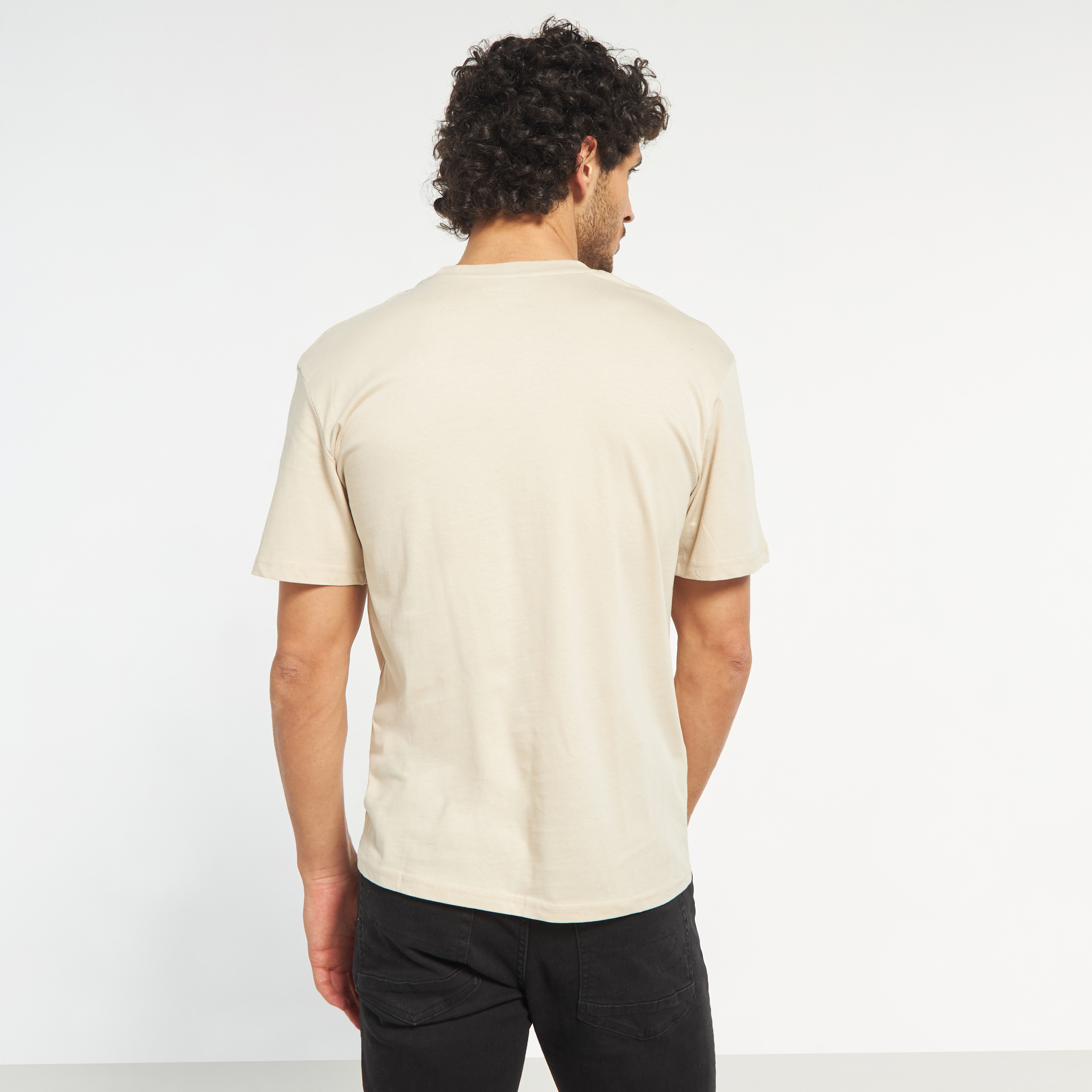 تي شيرت من جاك آند جونز مطبوع بأكمام قصيرة و ياقة مستديرة-men-clothing-tshirtsandpolos-tshirts-image-7