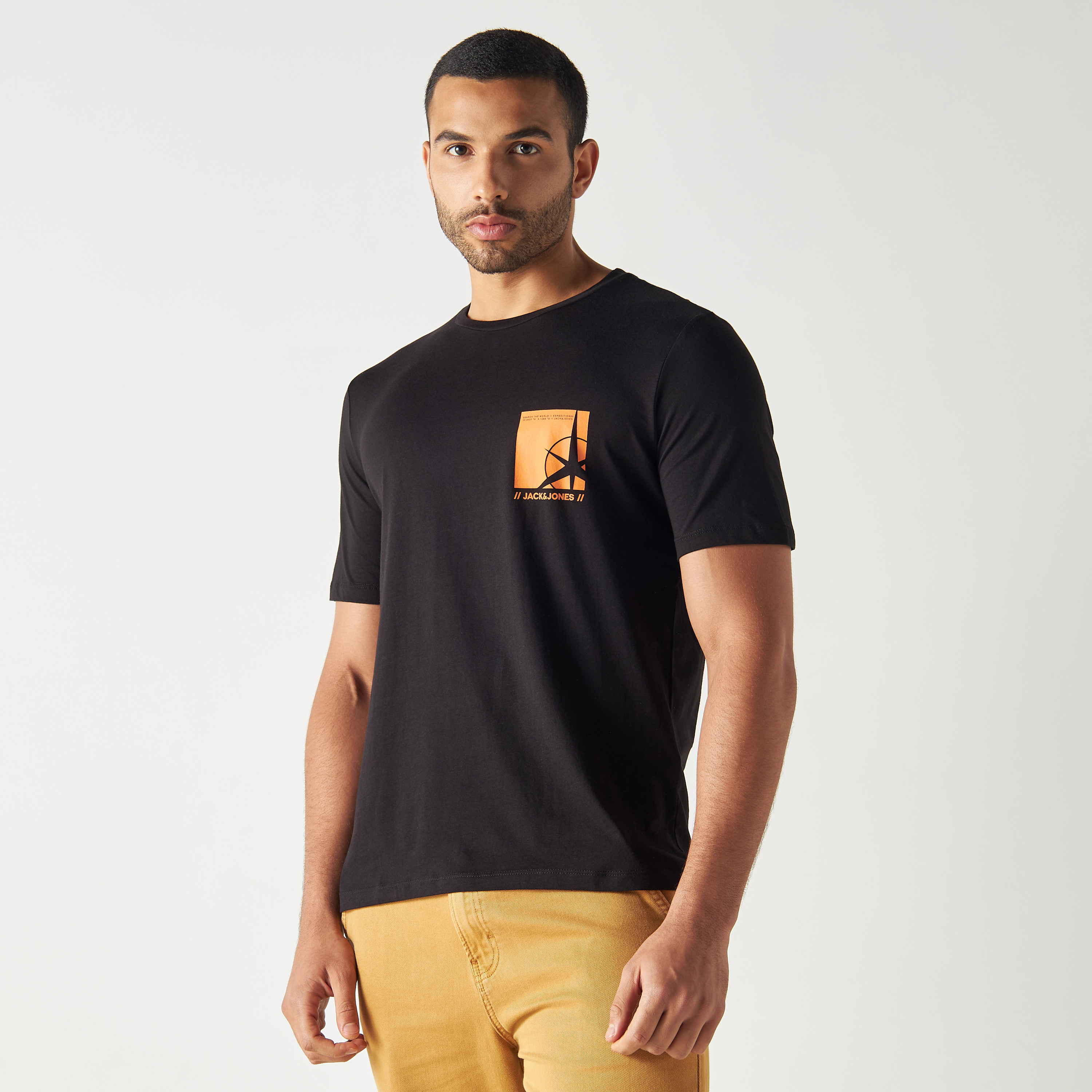تي شيرت مطبوعة بأكمام قصيرة ورقبة مستديرة  من جاك اند جونز-men-clothing-tshirtsandpolos-tshirts-image-1