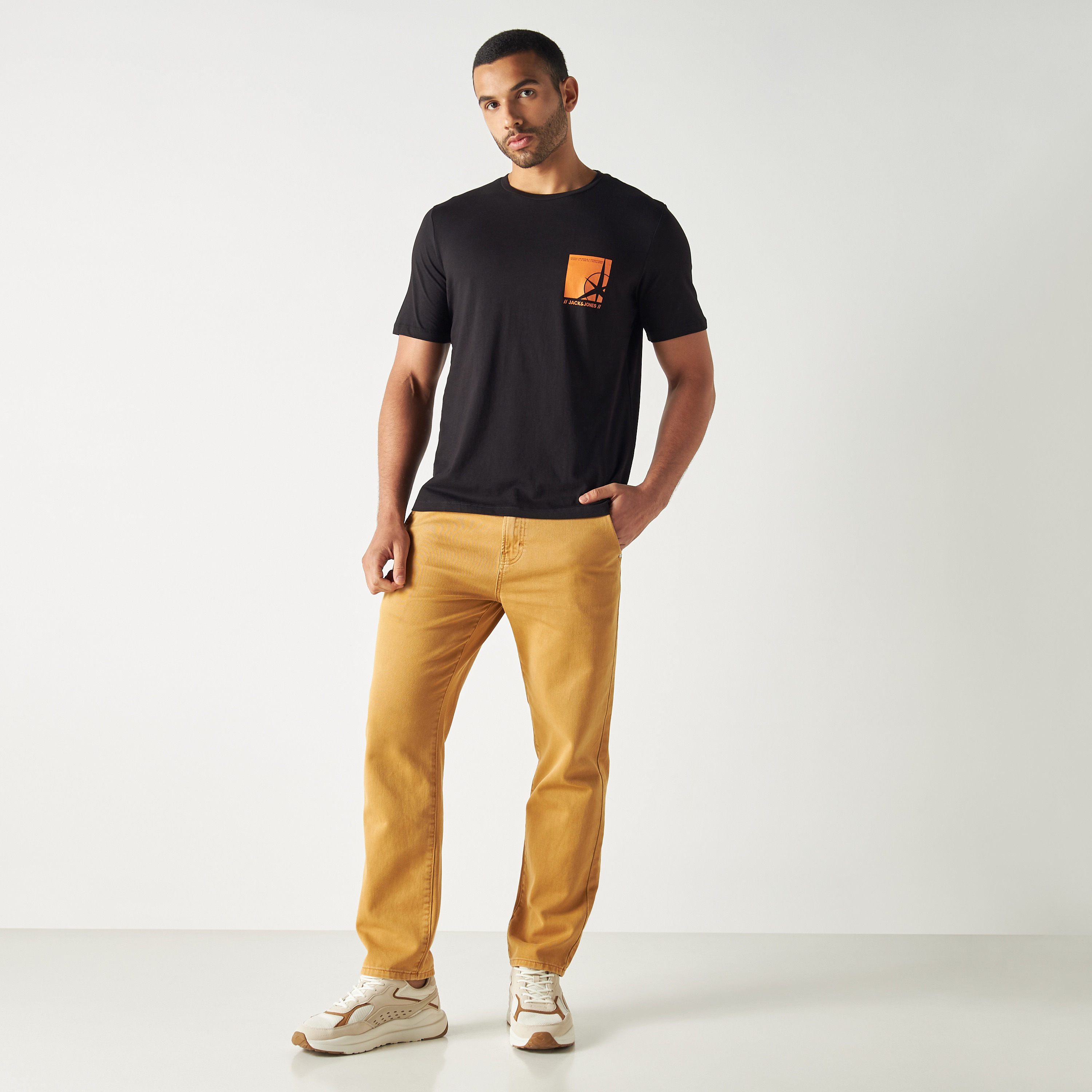 تي شيرت مطبوعة بأكمام قصيرة ورقبة مستديرة  من جاك اند جونز-men-clothing-tshirtsandpolos-tshirts-image-2
